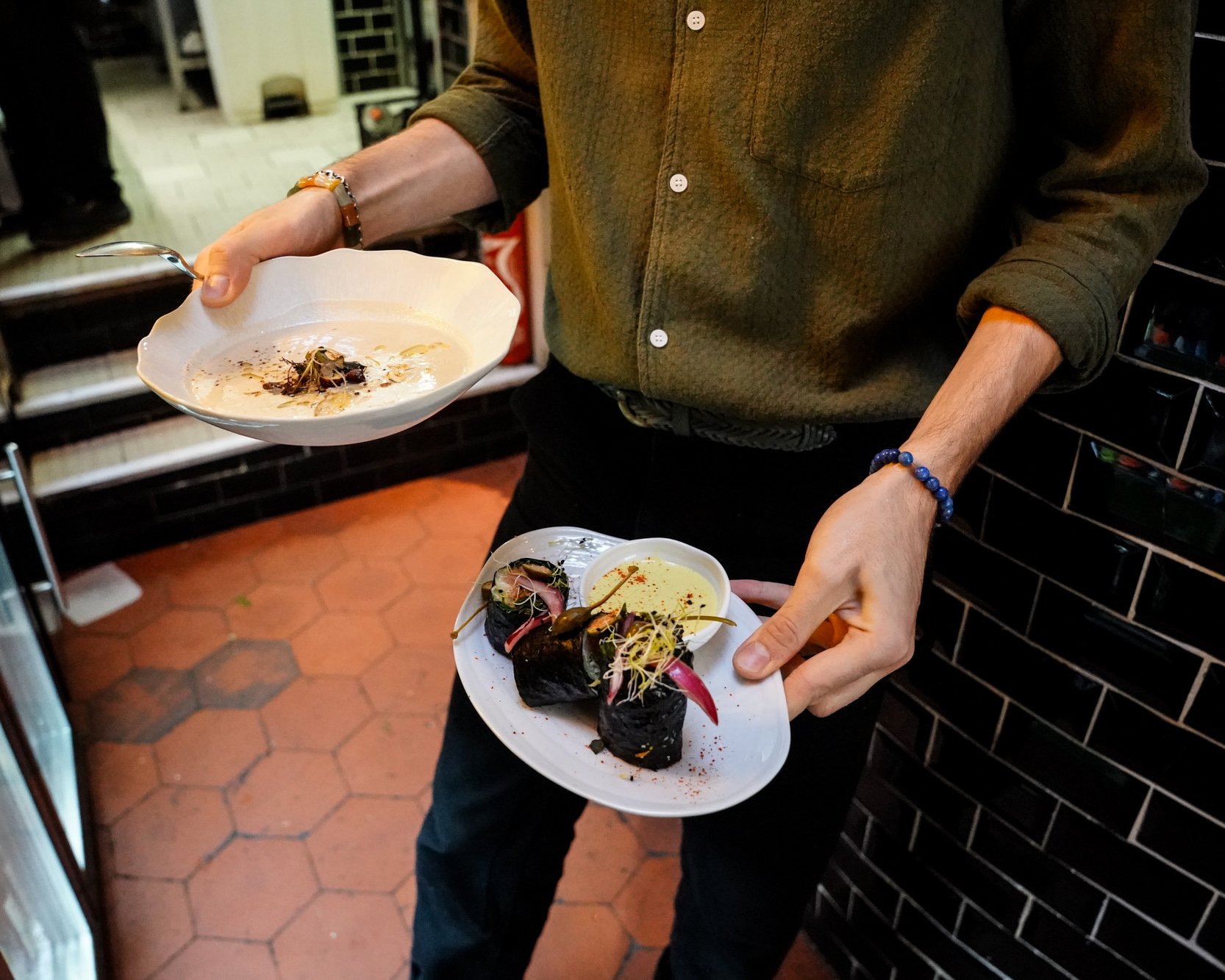 Rolls au kimchi, veganaise &amp; condiments et Velout&eacute; de topinambour, noisette et huile de truffe
.
.
.
.
📷 @emil.lombardo
#42degres #rawvegan #vegan #raw #paris #restaurant #bio #organic #sansgluten #glutenfree #parisvegan #veganparis #loca