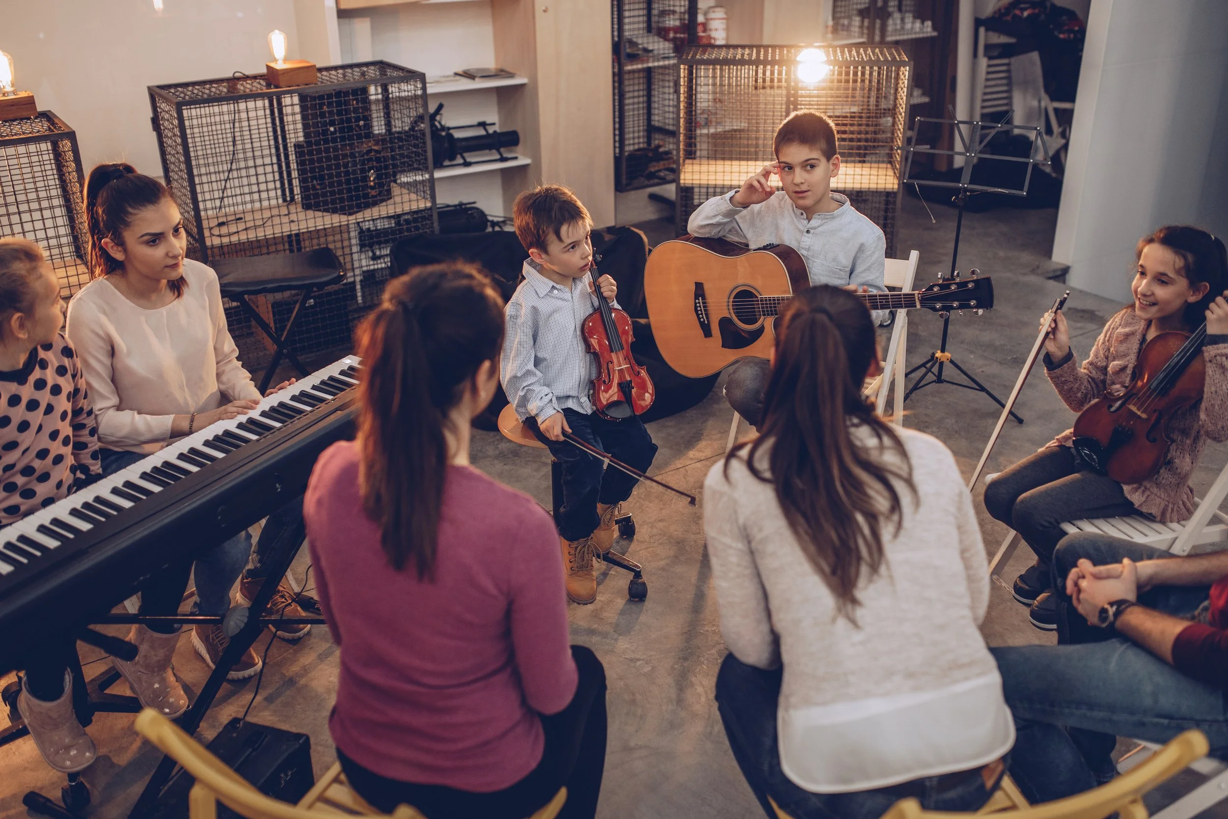 Kindern und Erwachsene arbeiten im Kreis musikalische miteinander