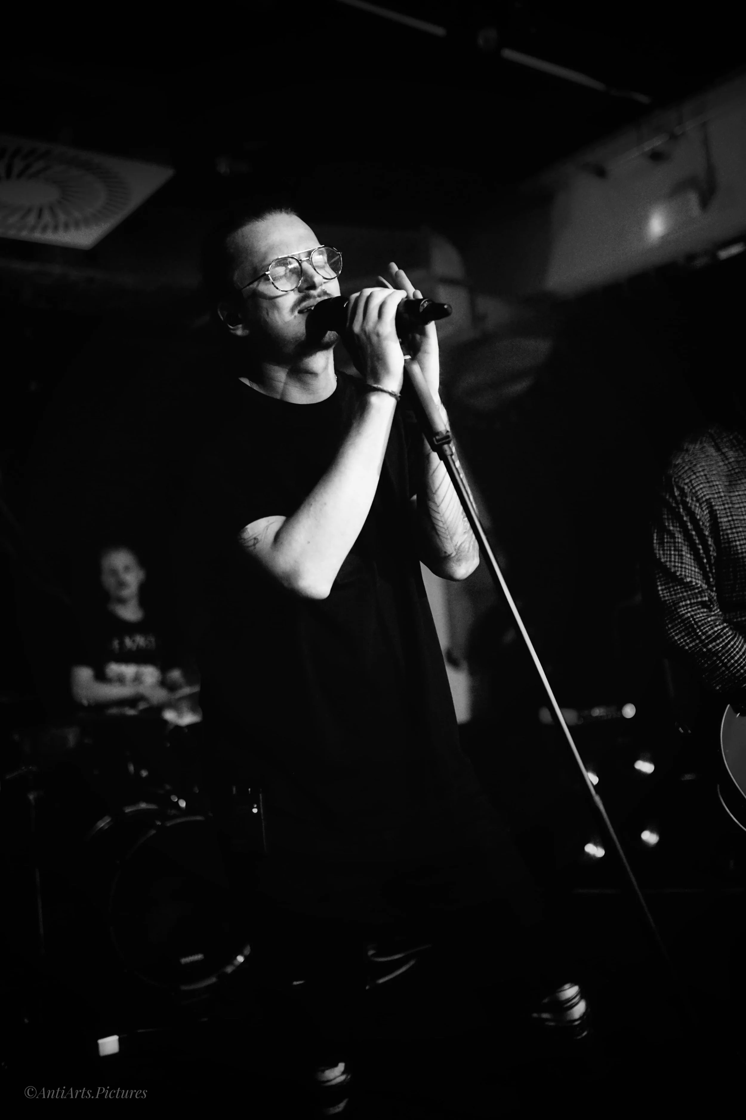 Singer live on Stage with closed eyes in Black an White