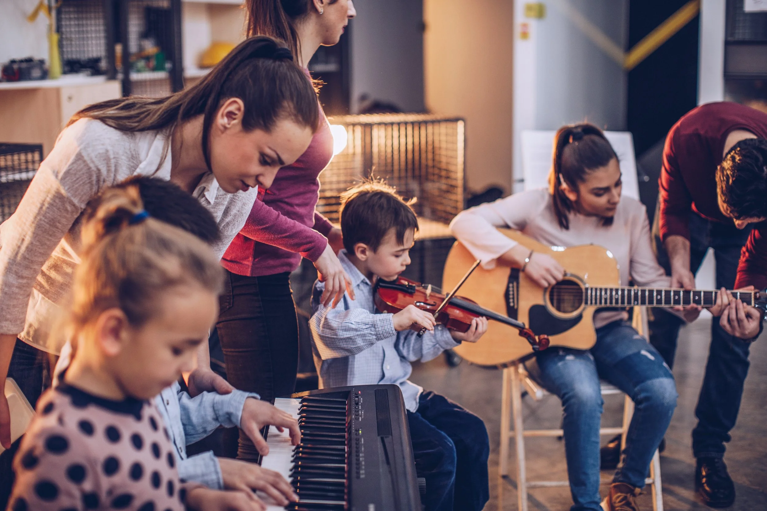 Kinder und Erwachsene erarbeiten neue musikalische Welten