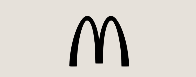 Logo di McDonald's con due archi e il soffitto arancione