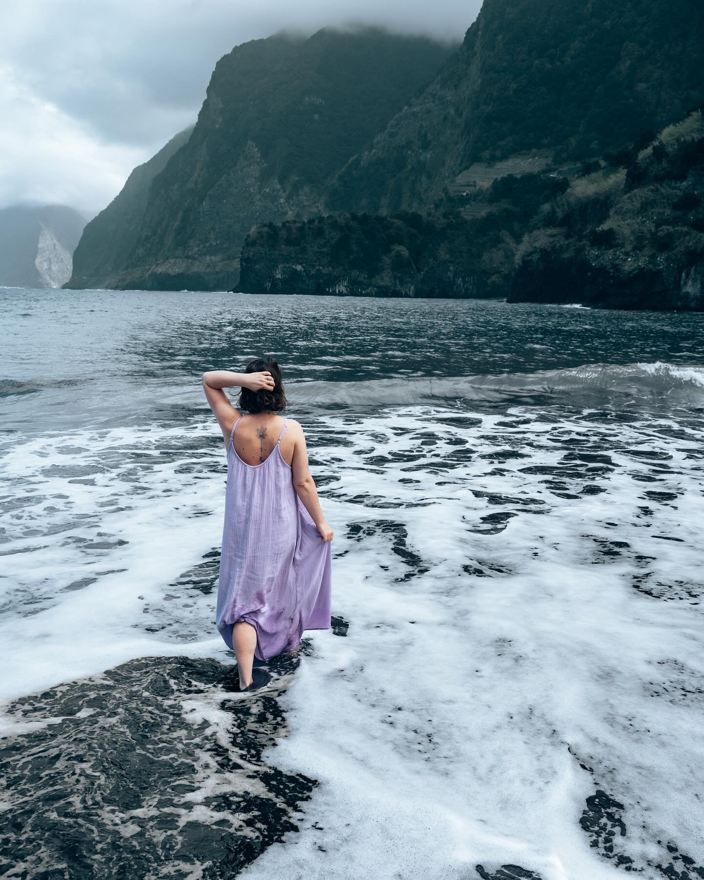 📍Seixal // I am OBSESSED with this black beach and the views there! Also best surprise of this trip is that I thought it would be a &lsquo;spring sweater weather&rsquo; but it&rsquo;s &lsquo;bikini swimming in the ocean&rsquo; weather!!! Happy swimm