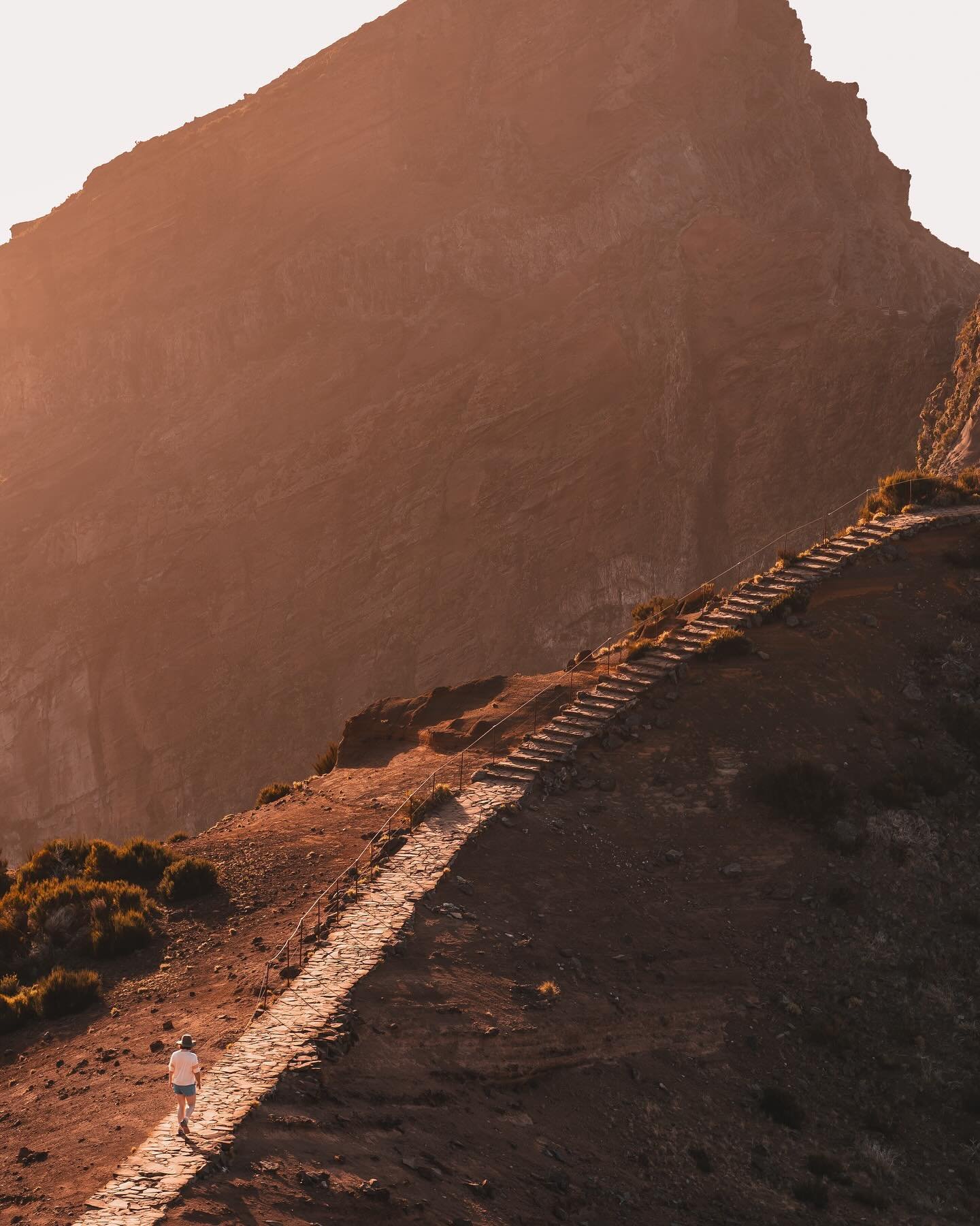 📍 Pico do Arieiro // This island is seriously pushing my fear of heights TO ITS LIMITS! 😬⛰️ But look at these jaw-dropping views!! 🌄 Totally worth every shaky step and all the crazy steep roads we took to get up there 😁🙈 
#picodoarieiro #madeira