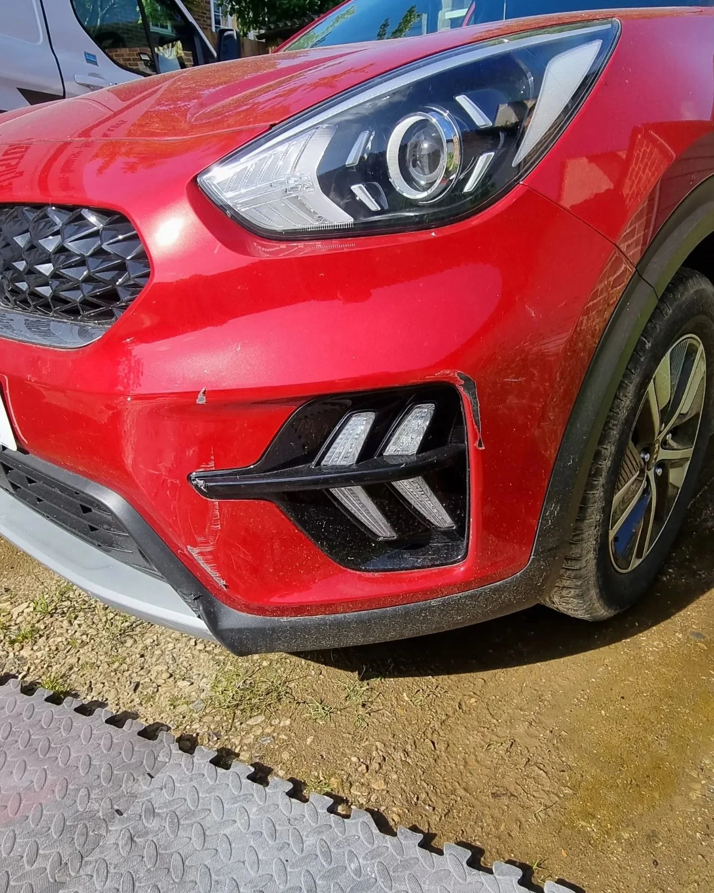 Oranssi carpenter using bench saw