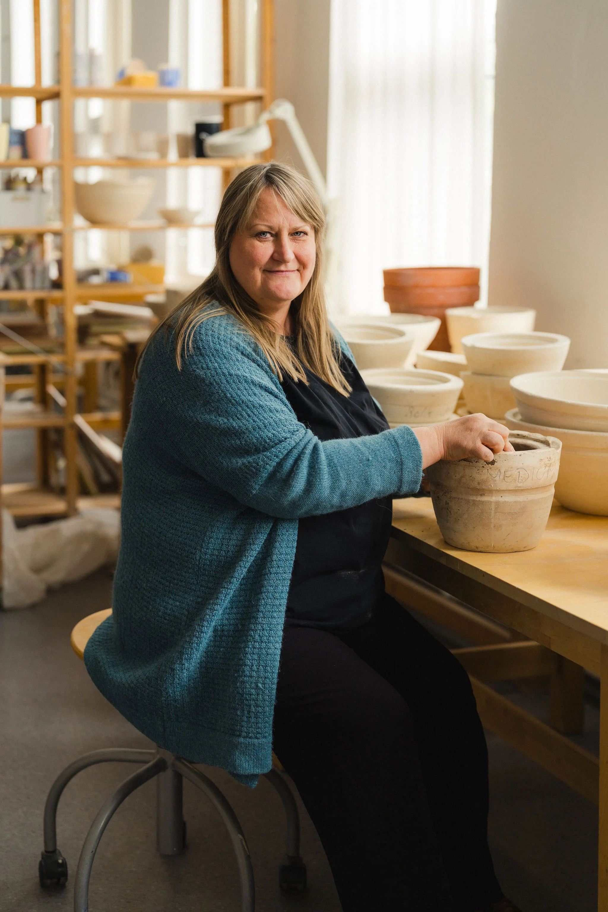 Hege Gimle, verksmester for keramikk hos Aurora Verksted.  Foto: Alexandra Gjerlaugsen