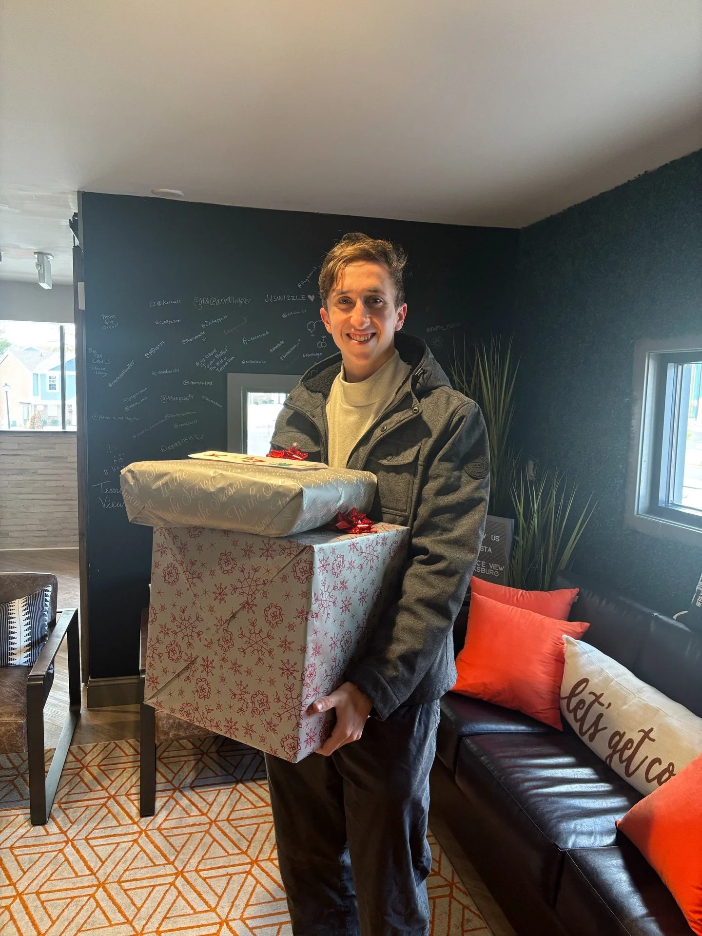 🎄 The TVA Elves are in town! 🎄

Do you have a Holiday Wishlist? If so, make sure to drop your list into the very special mailbox outside of the Terrace View Leasing Office! Maybe our elves can make your wish come true! ✨🎁