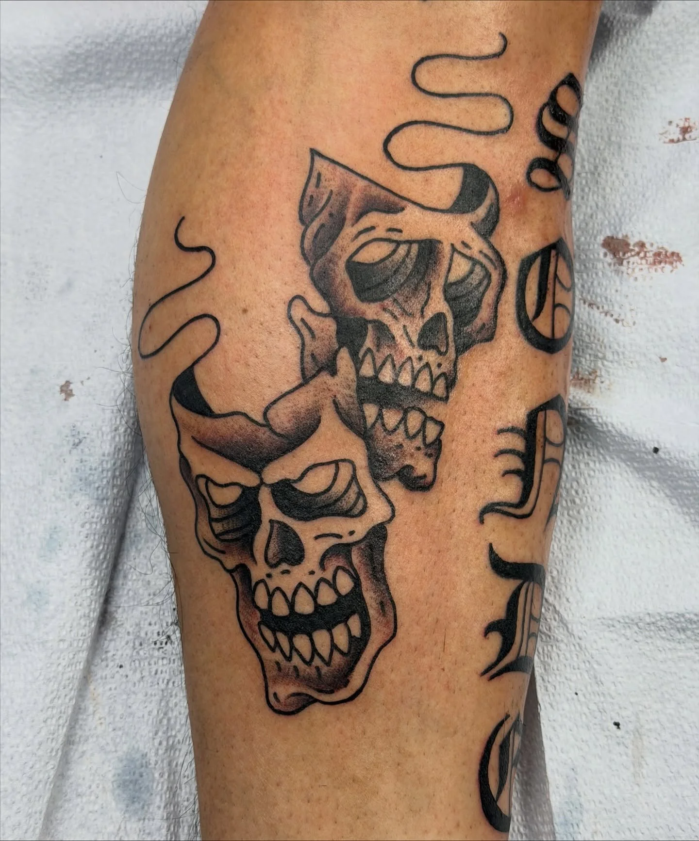 @tiptoptattoocincy x @dreperalestattoo #tiptoptattoociny #tattoo #traditionaltattoo #skull #skulltattoo #comedytragedy #dreperalestattooclub #boldwillhold #cincinnati #cincy #otr #overtherhinecincinnati