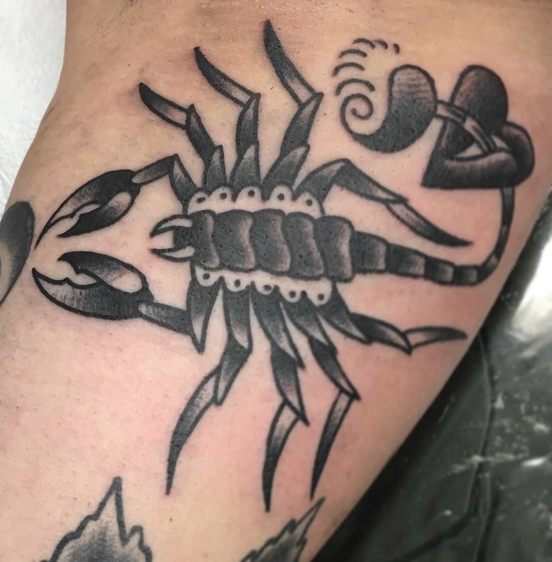@tiptoptattoocincy x @dreperalestattoo 🦂❤️ #tiptoptattoocincy #dreperalestattooclub #scorpiontattoo #traditionaltattoo #blackandgreytattoo