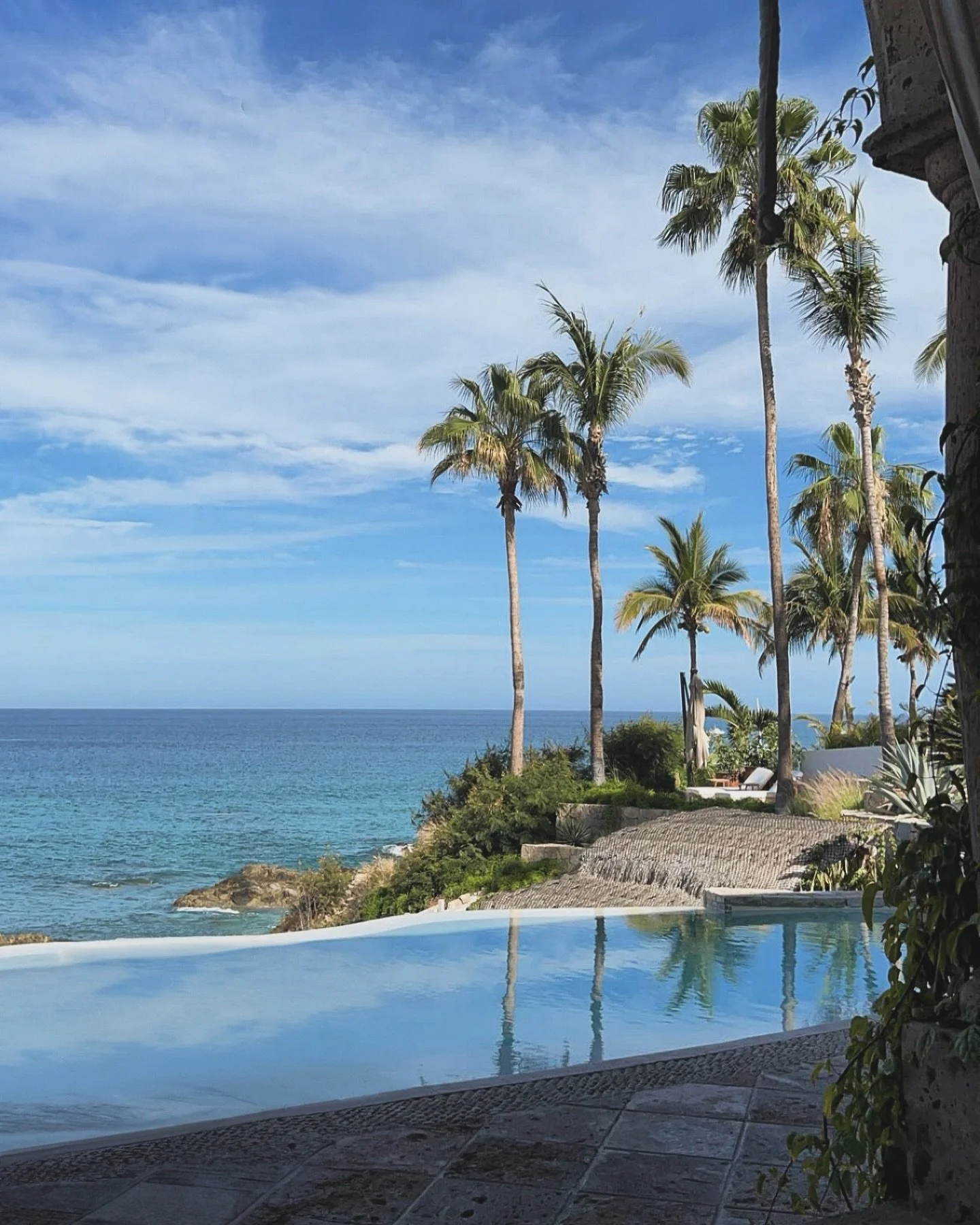 Open spaces, endless views. 🌊🌴 Step out without stepping away with our indoor-outdoor living. 

🗓️ Request your stay using the link in our bio. 

#casaencanto #sanjosedelcabo #luxuryvillarental #indooroutdoorliving #beachfrontvilla