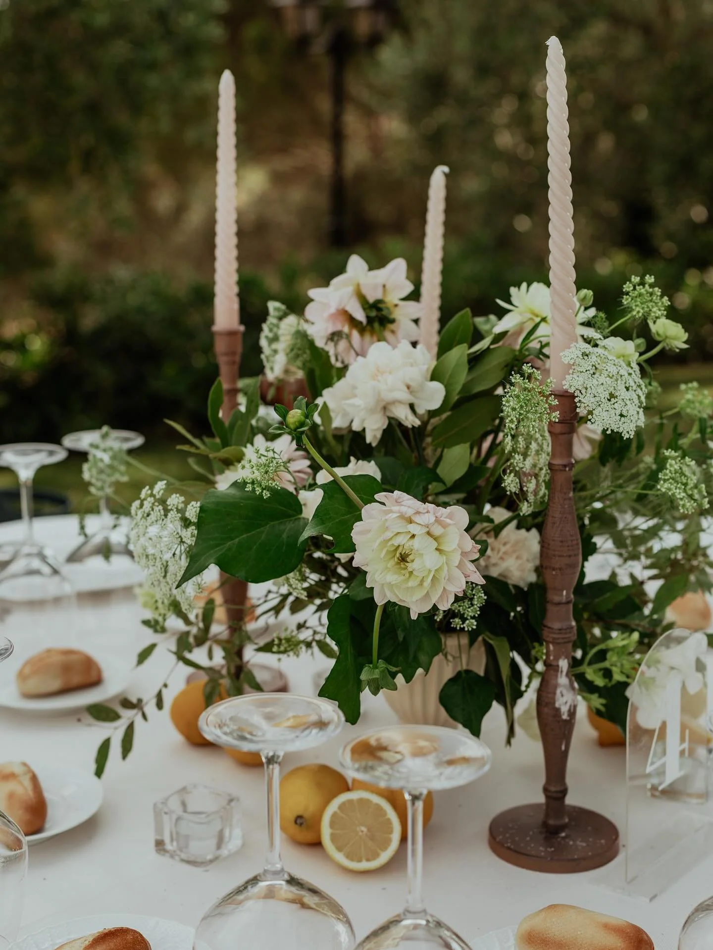 Elegant weddings with bohemian accents✨

📷 : @gutierrezvisuals
🌸 : @fleurscortona 
#bossaweddingsandevents#tablescape#weddingdesign#weddingplanner#destinationwedding#weddingflorals#h&auml;&auml;kukat#h&auml;&auml;suunnittelija#h&auml;&auml;titalias