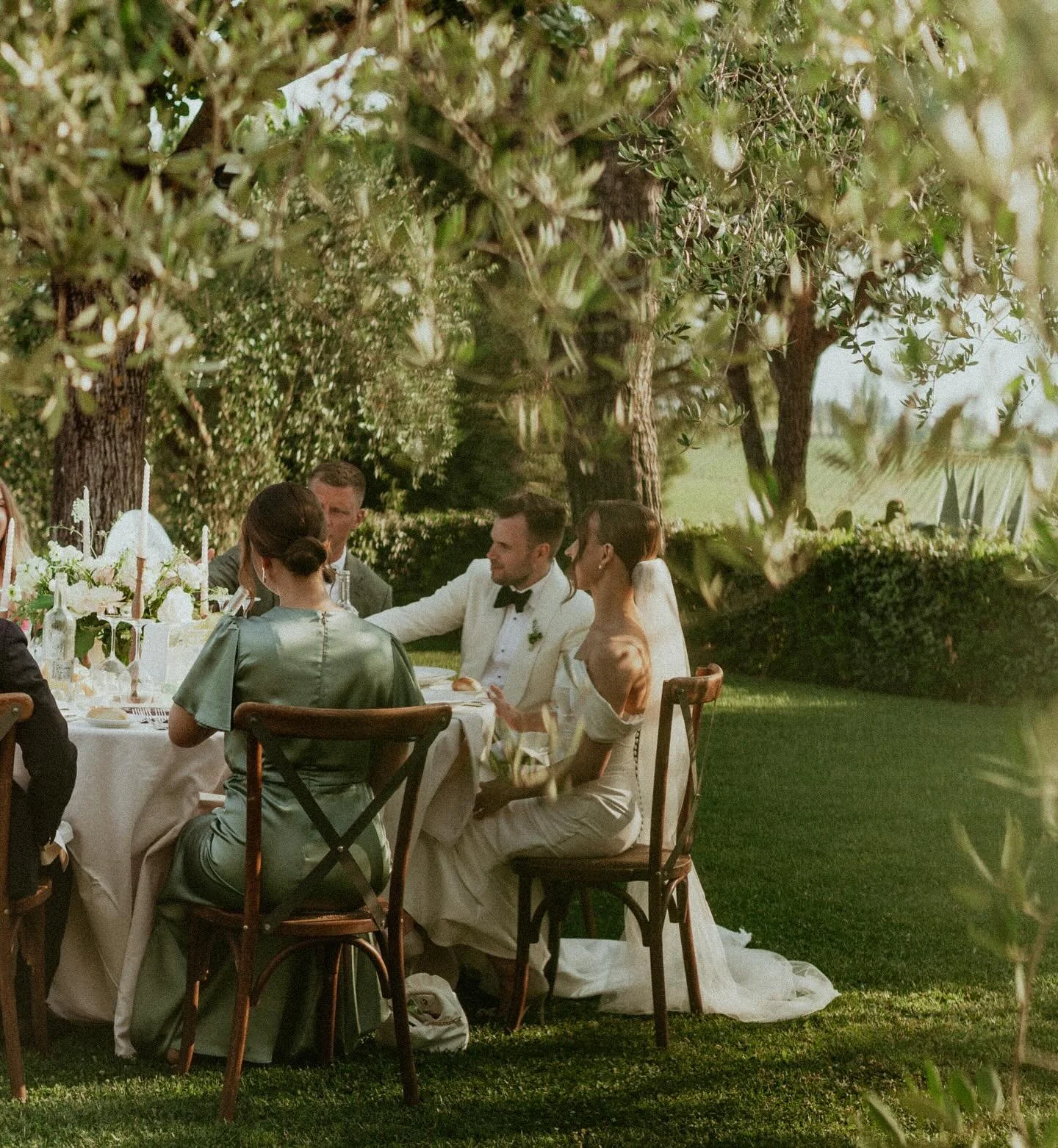 In Italian weddings, it&rsquo;s tradition for guests to wave their napkins in the air as the newlyweds enter the reception - 
a joyful, spontaneous gesture to celebrate their arrival with energy, love, and a little bit of fun.

📷 : @gutierrezvisuals