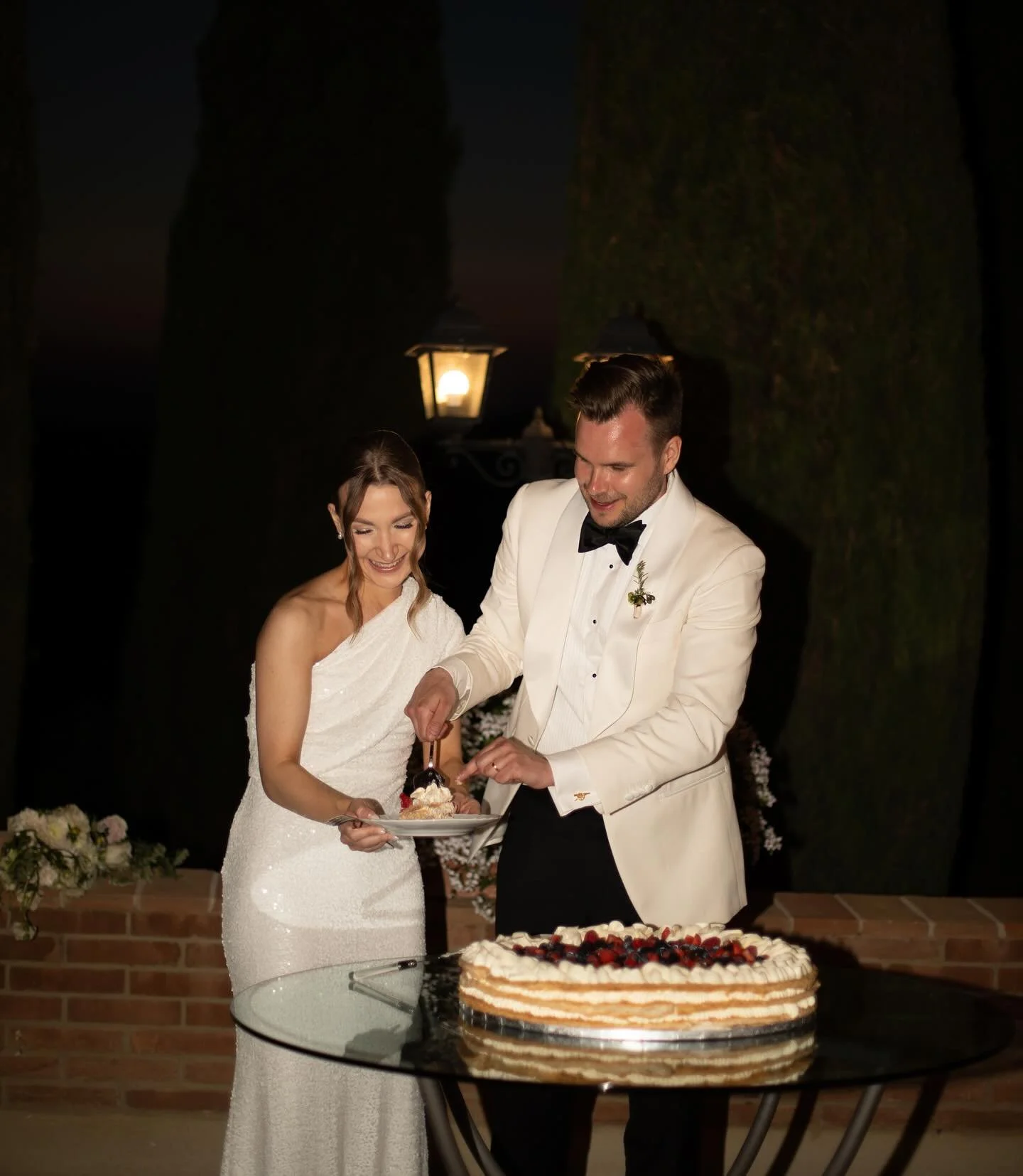 The party was the vibe✨

Book a free consultation call with us to start planning the day of your dreams! 

📷 : @gutierrezvisuals 
#bossaweddingsandevents#weddingplanner#weddinginitaly#weddingparty#weddingreception#weddingcake#h&auml;&auml;titaliassa