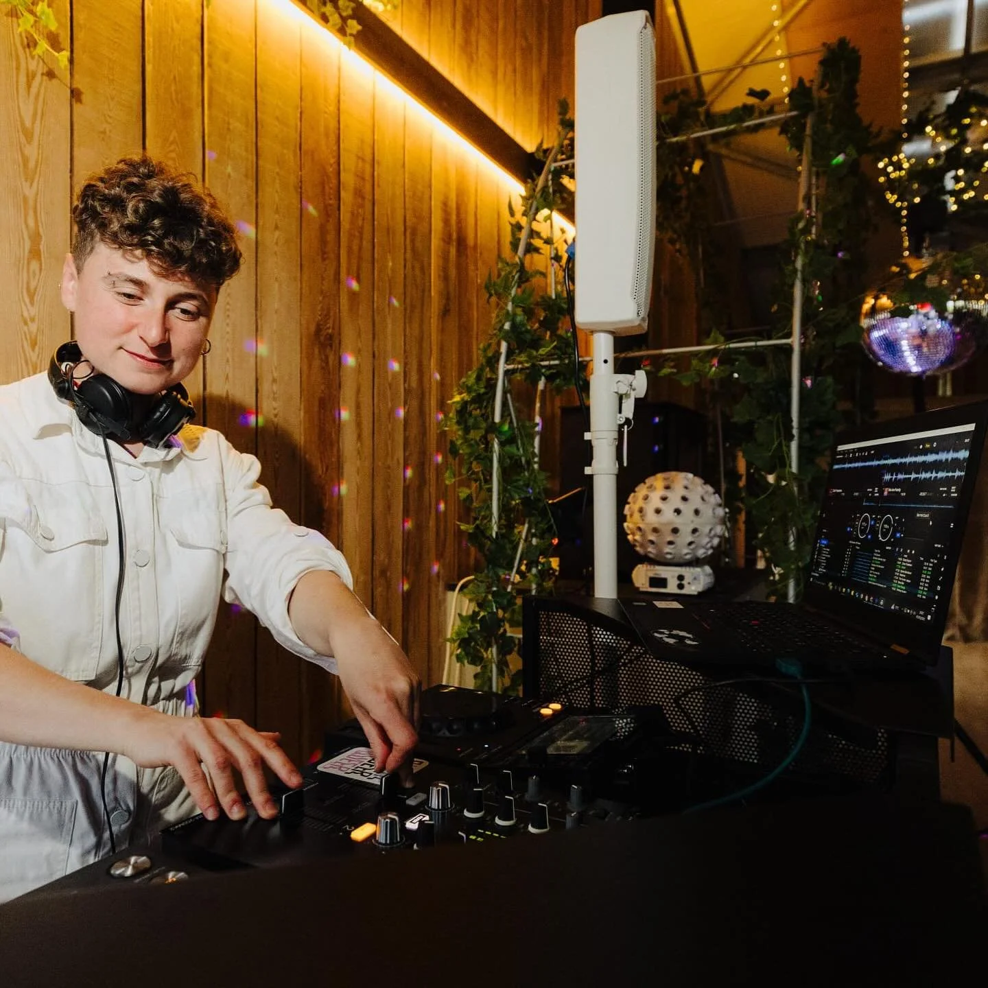 Last few weddings &amp; parties to go before I get wed myself next month&hellip; Eeek! 💘 my AMAZING DJ team mate @tamboi__ will be holding down the fort &amp; keeping your dance floors grooving!! We have some gorgeous weddings &amp; events coming up