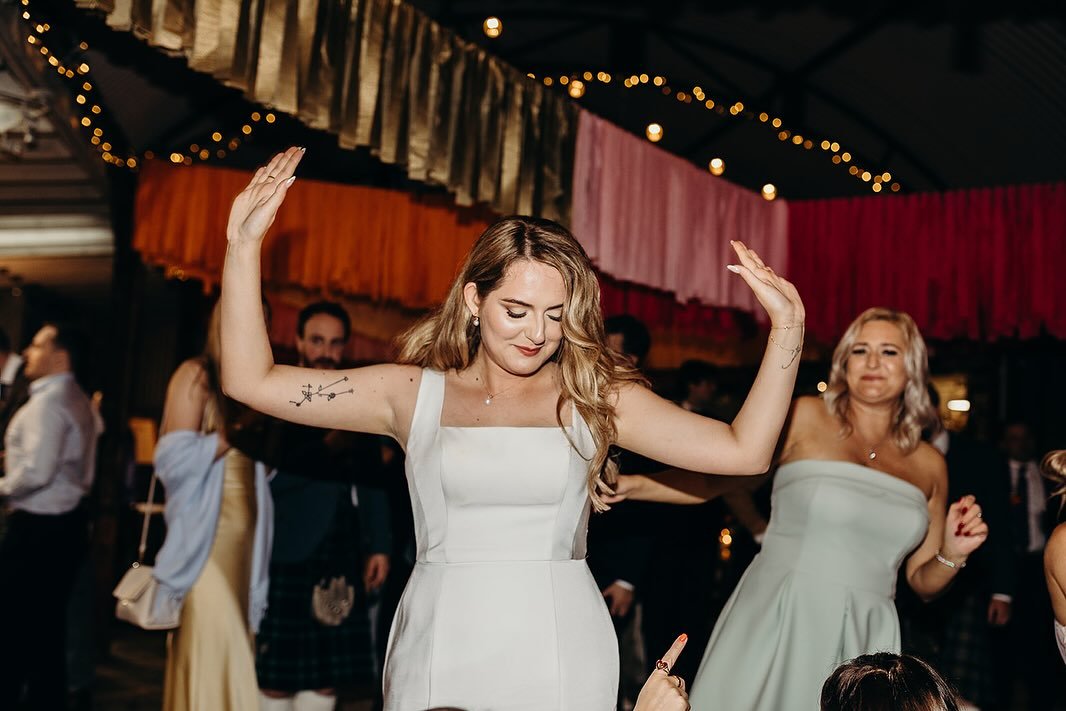 Shiny happy people! 💞 tami had the best time grooving with Oliwia &amp; James on their big day! We are so lucky to DJ for such lovely couples 🥰

Amazing dance floor photos by @solencollet ❤️