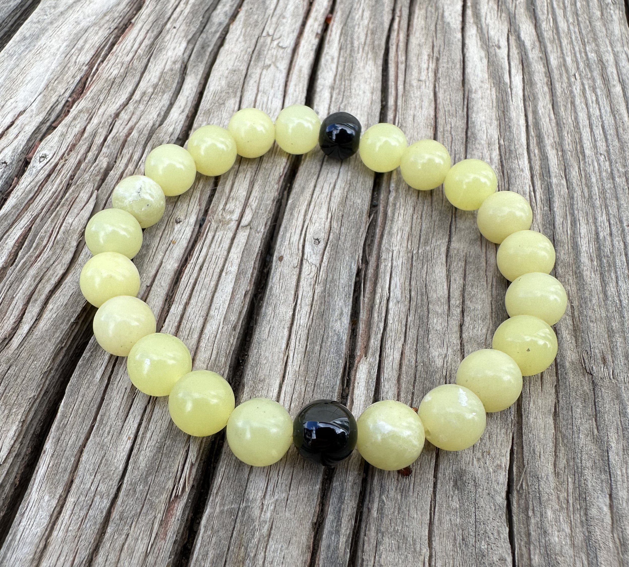 dyed quartz_onyx beaded bracedlet2.jpeg