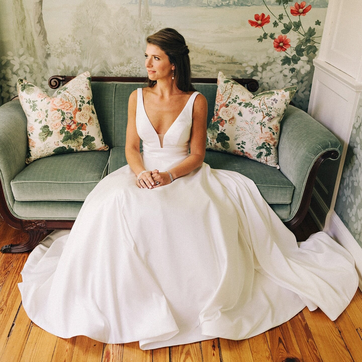 Fall Bride, Dr. Ali Judah in her parent&rsquo;s beautiful historic home with custom painted mural. Southern elegance, but make it a boss 😍
@toddpellowe 
@beautypatrolmua