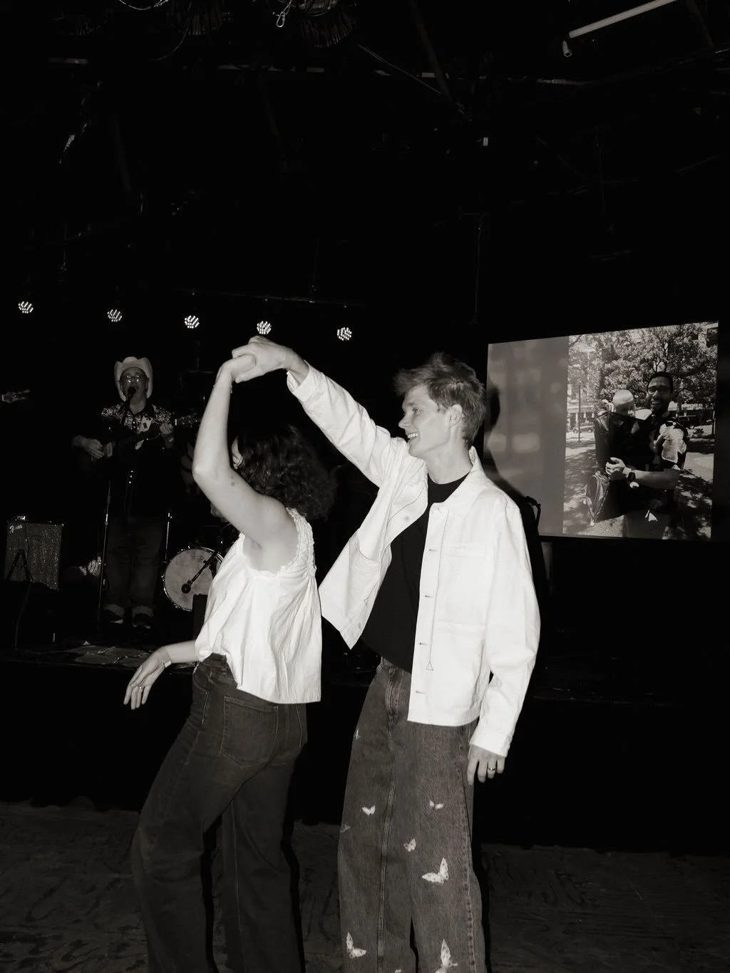 &ldquo;What if we had a lunch reception and then a dance party at night?!&rdquo; Done ✅ We want to wedding however you want to wedding. 
@mundane.bykatestarkel 
@whirlingtiger