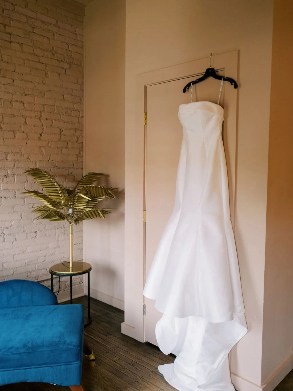 One of the most important (and often overlooked) timeline decisions of the morning: When does the bride get into her gown?

You have two great options:

✨ Option 1: Everyone Dressed First
The full bridal party gets ready before helping you into your 