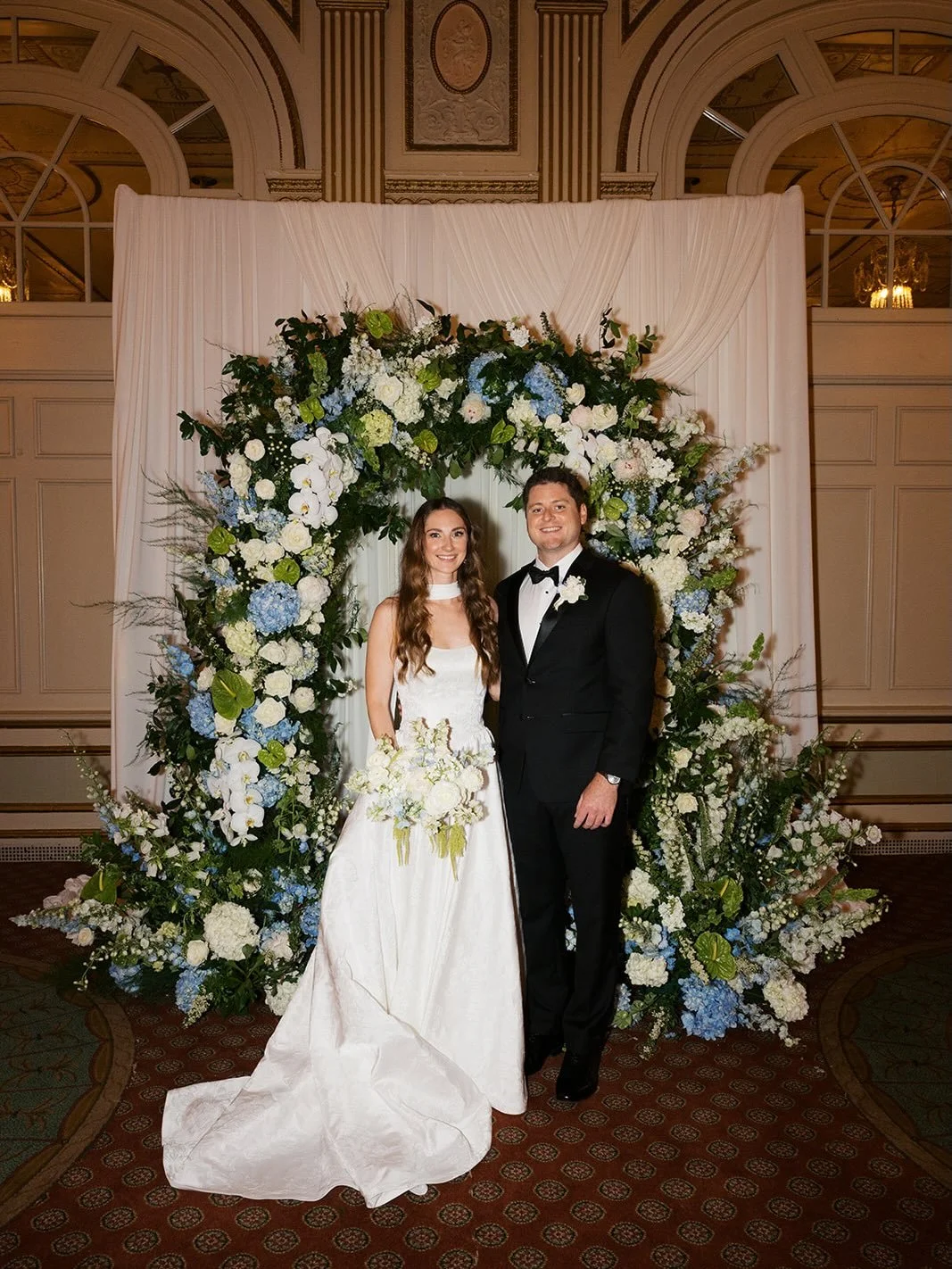 We&rsquo;re pretty obsessed with Holly&rsquo;s idea of repurposing her floral arch.
First, it was the back drop for their Ceremony 
Then, it was moved to be the backdrop for their cake cutting
Then @sarahraedesigns came back and made the cutest littl
