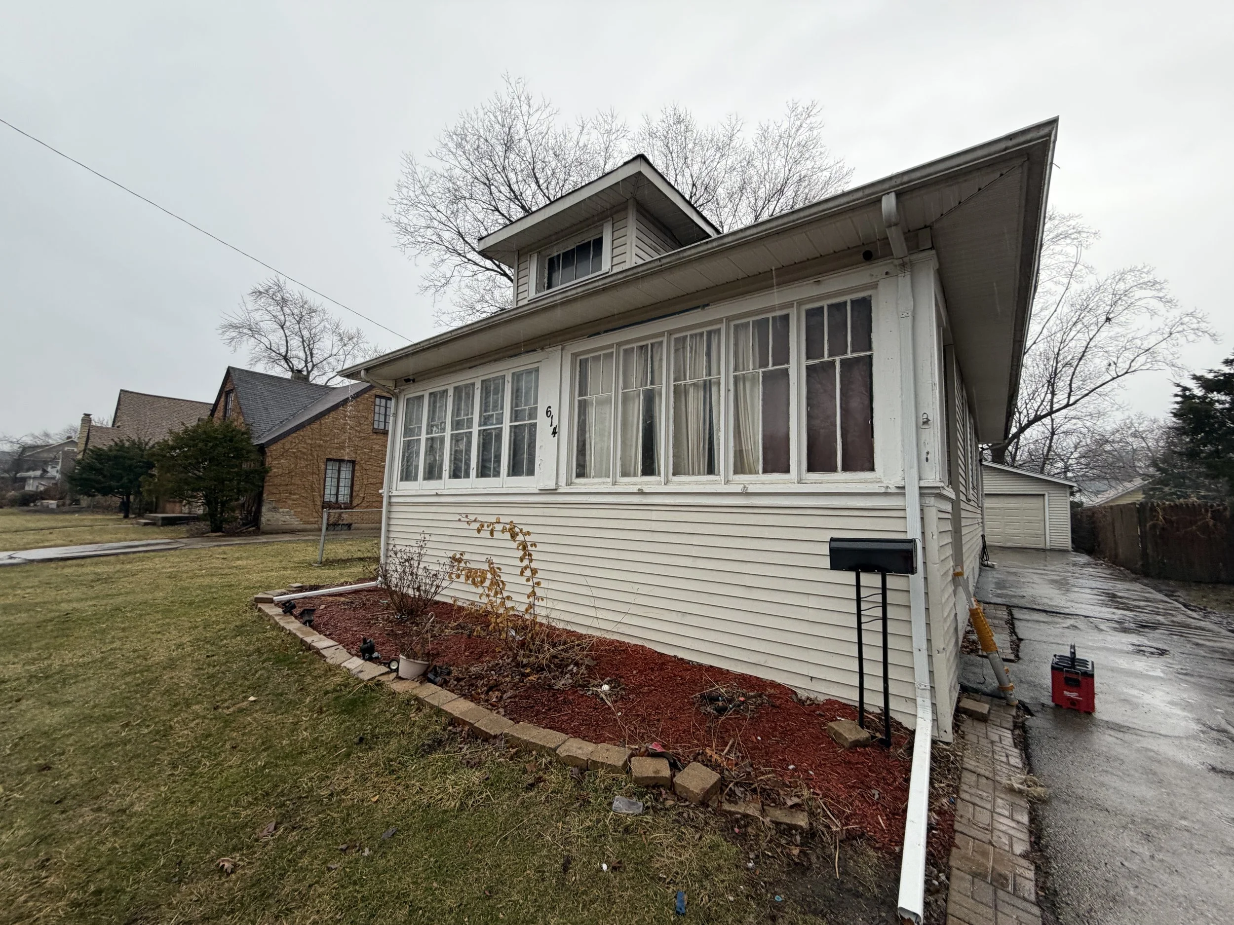 Vermiculite Attic Inspection – Elgin, IL
Vermiculite insulation found in the attic required testing to determine asbestos content.