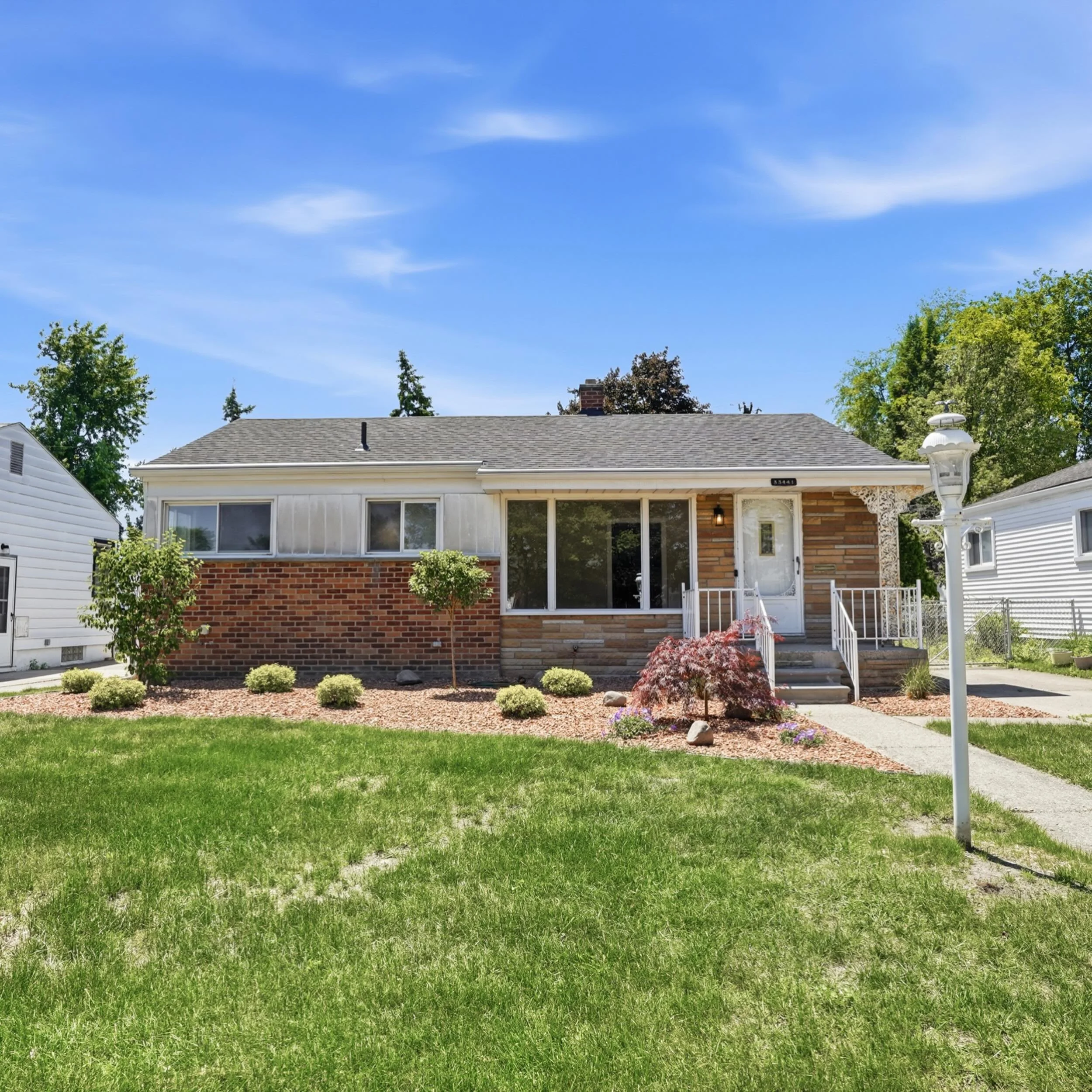 a hot commodity so far this weekend. ⬇️ 🔥

Just listed in Garden City!

3 🛏️ 
1 🛁 
+ extra sqft of living space in the basement! 
Turn key and move in ready. 🔑

See it before it&rsquo;s gone. 💨

Listed by @meetdeidre and myself. 💅🏼

DM FOR MOR