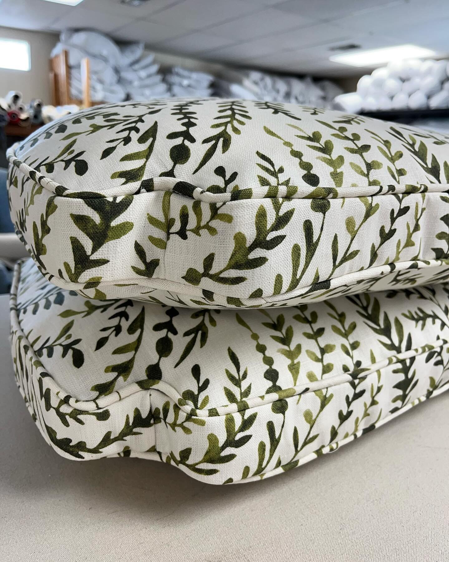 Turned over a new leaf for these cushions - fresh covers with a classic self-welt. 
&bull;
&bull;
&bull;
&bull;
&bull;
&bull;
&bull;
#austininteriors #customworkroom #custompillows #customsewingaustin #interiordesignaustin #slipworks #customslipcover