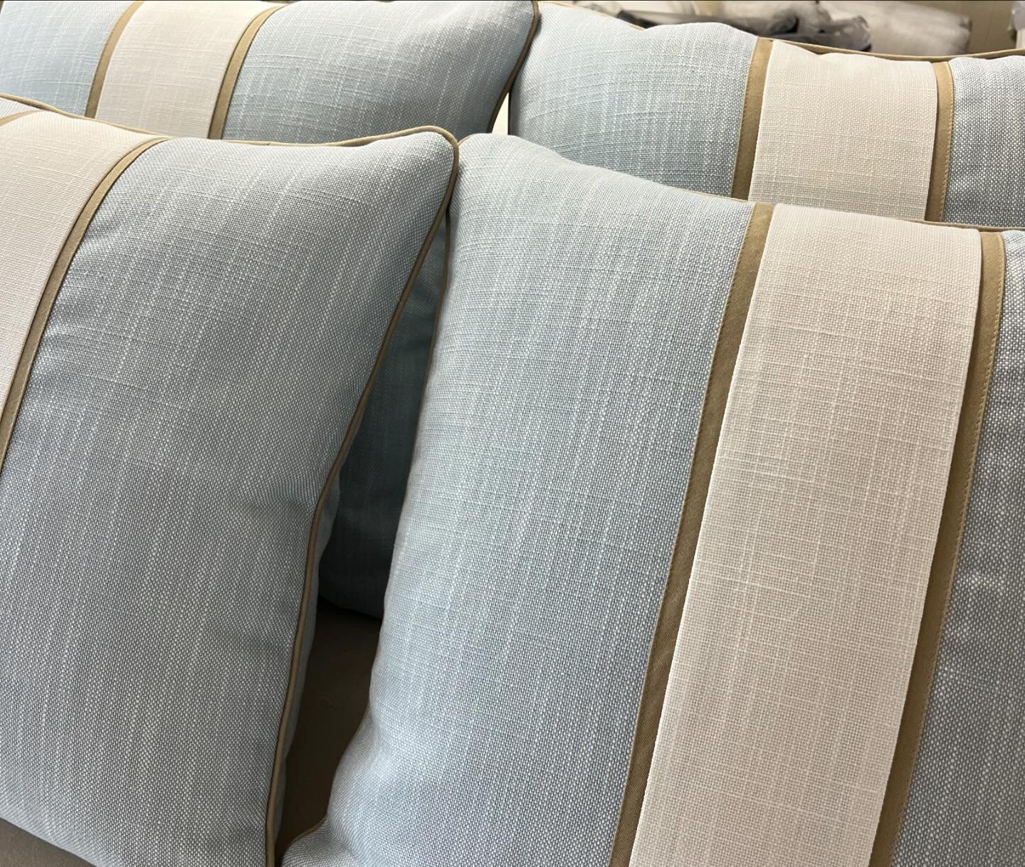 Happy Monday Y&rsquo;all! Banded pillows to brighten up this gloomy day ☀️❣️
&bull;
&bull;
&bull;
&bull;
&bull;
&bull;
&bull;
#austininteriors #customworkroom #custompillows #customsewingaustin #interiordesignaustin #slipworks #customslipcover #custo