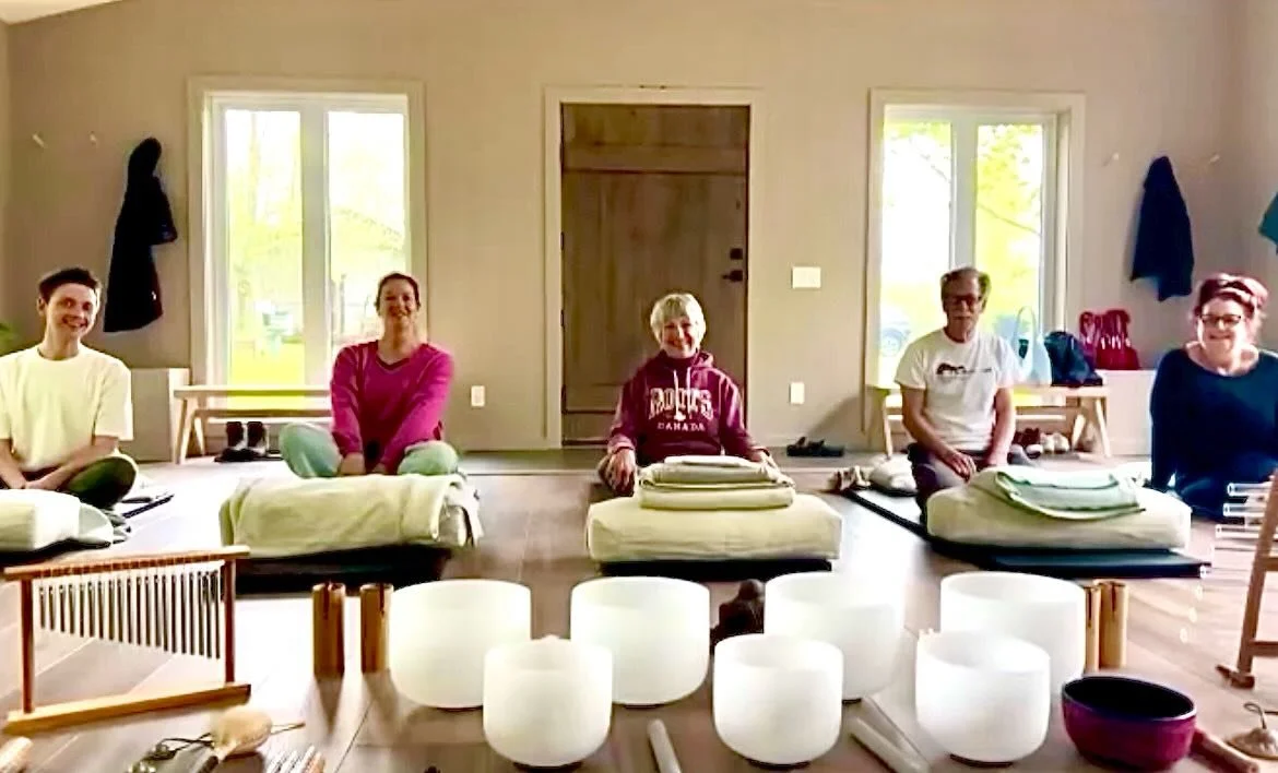 This weekend, I (Gus) had the opportunity to join @rootlove_pec monthly sound bath. With the crazy routine we all live in, it is important to take a moment to reconnect with our body, focus on our issues and find ways to fix them. It was a great expe