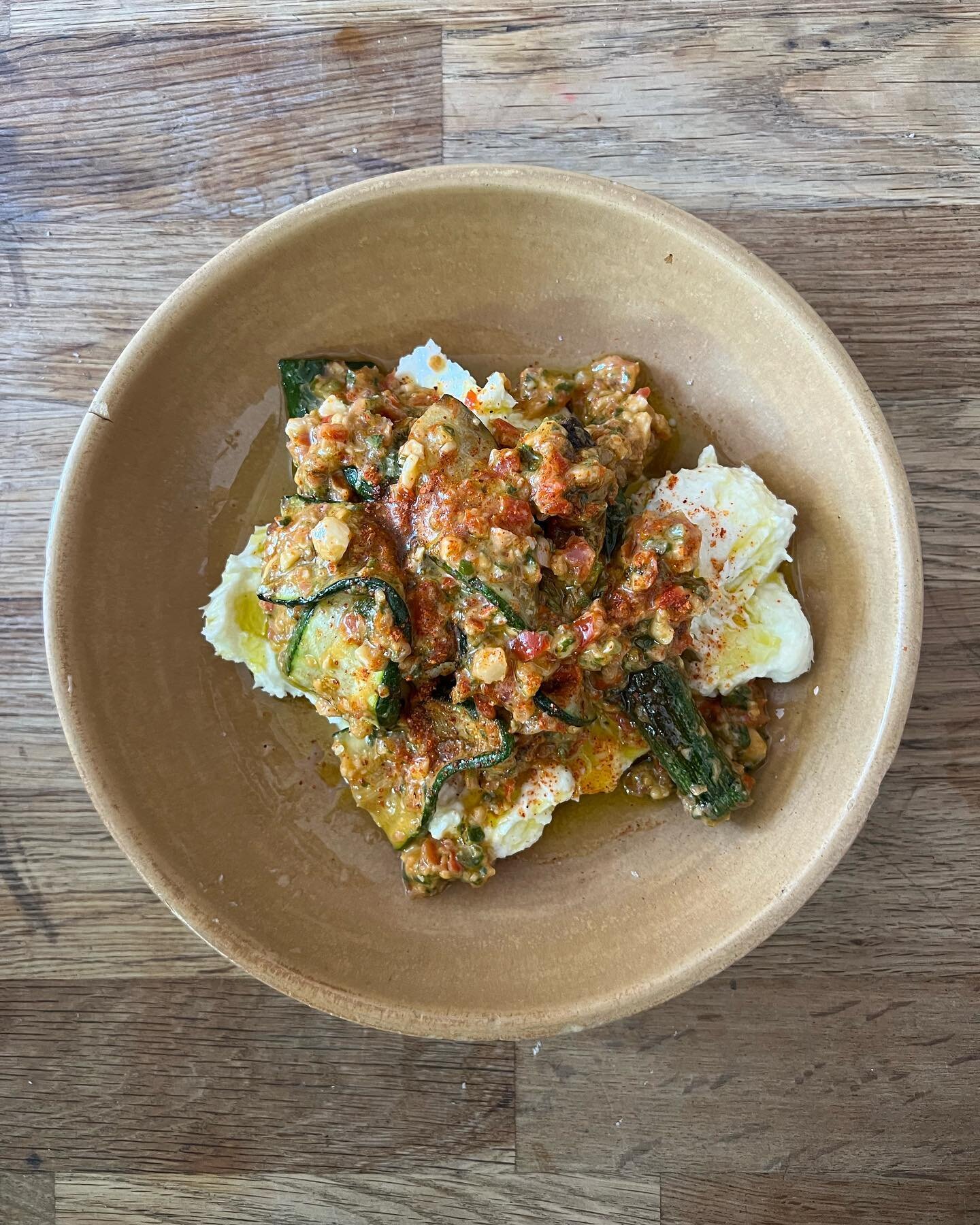 Mozzarella di bufala con pesto alla Trapanese - buffalo mozzarella from Paestum in Campania with grilled courgettes and pesto Trapanese, a summer favourite here at Bottega made with almonds, fresh tomatoes, basil and loads of garlic. 

#margate #mozz