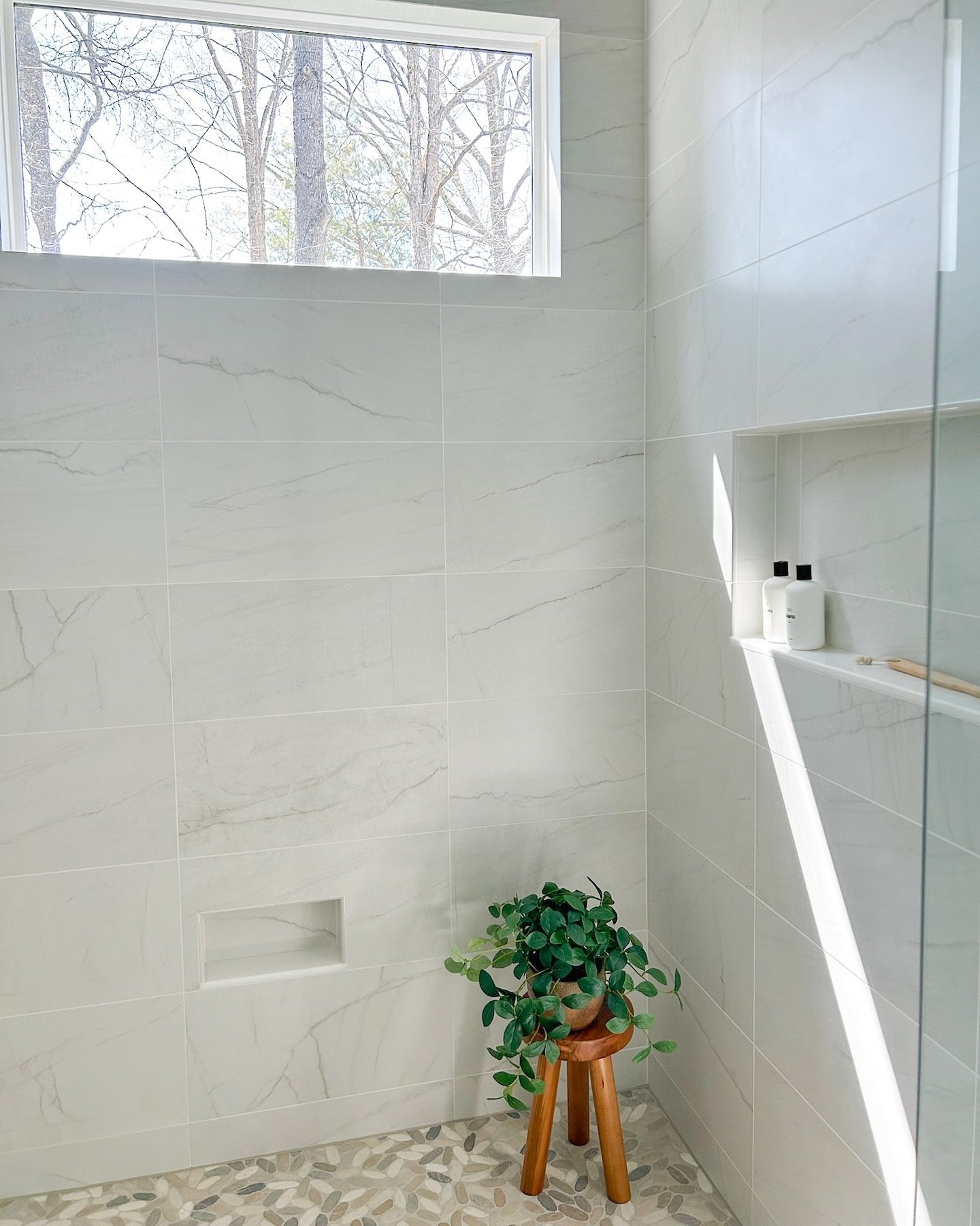 Monday morning light! ✨

We not only love the natural light in this shower, but also our signature shaving niche - it&rsquo;s super functional, doesn&rsquo;t take up any space and is perfect when you don&rsquo;t have room for a bench! ☺️

👷🏻&zwj;♂️