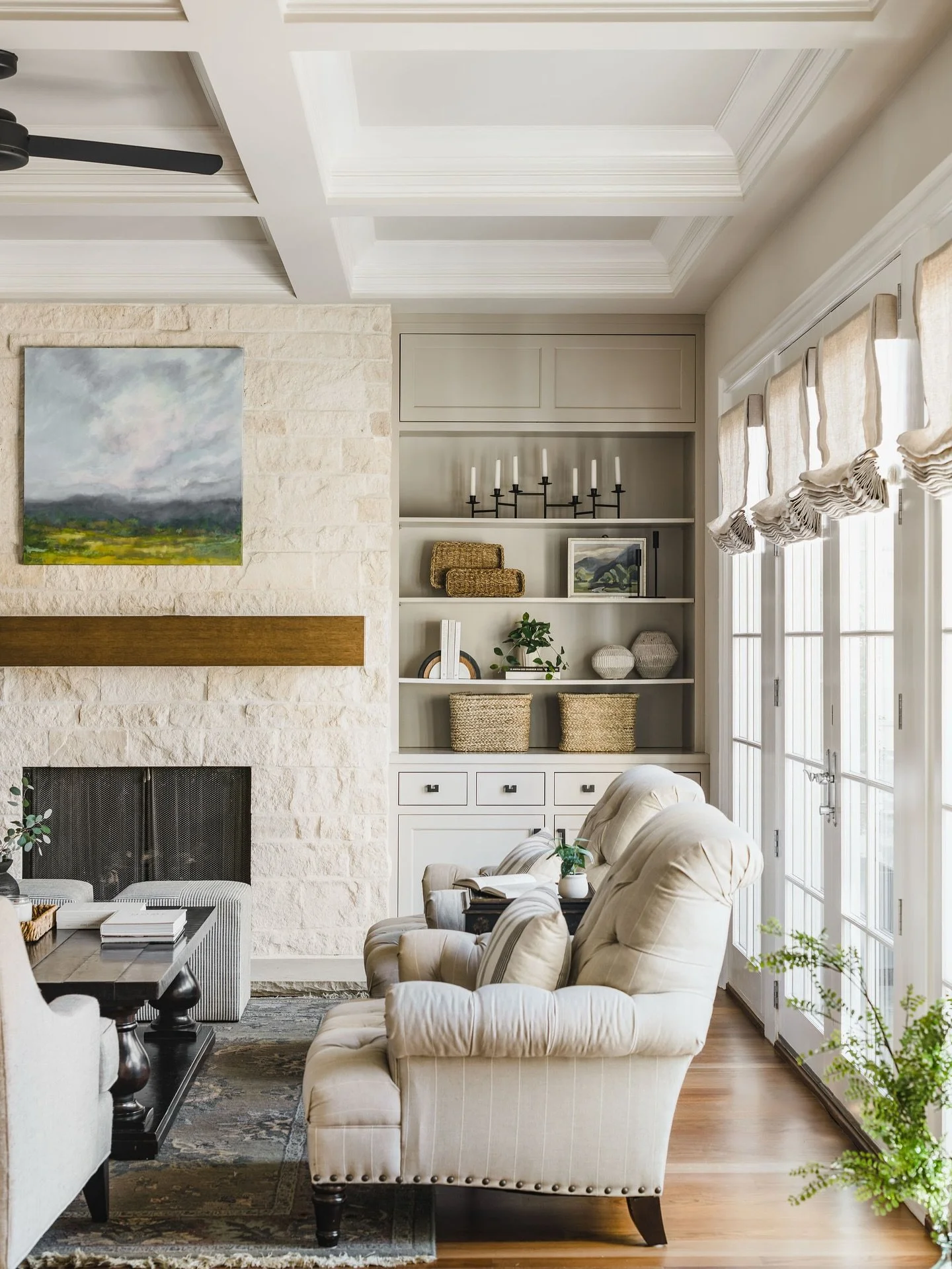Fall is in the air - that means we&rsquo;re leaning into warmer tones, creamier colors and cozier spaces. 🍂

📷: @tiffanyringwald 
👷🏻&zwj;♂️: @watershedbuilders 

Charlotte Interior Designer | Charlotte Home Interiors | Ballantyne Interiors | Fami