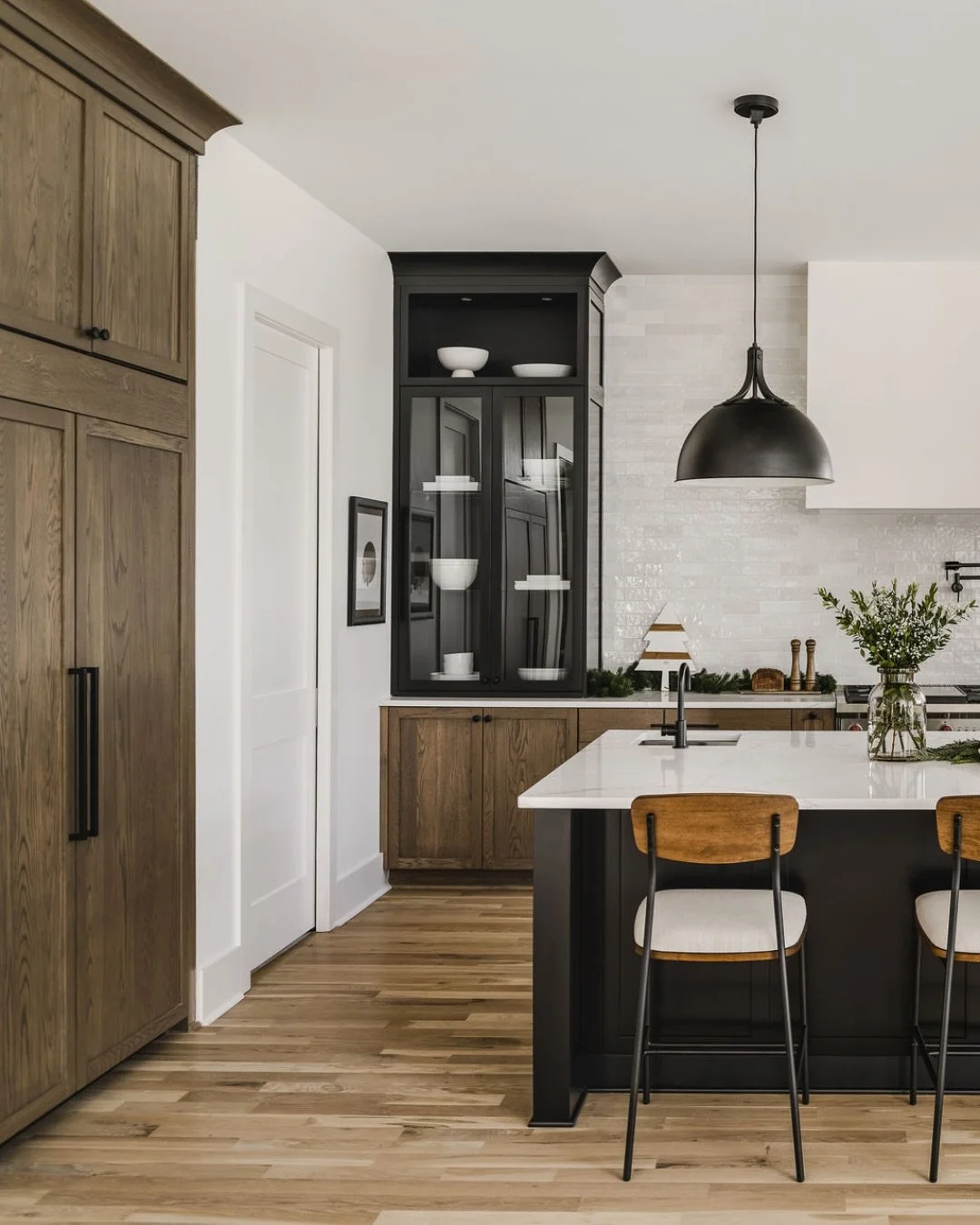 A kitchen seasoned with the perfect ✨sprinkle✨ of holiday cheer.

📷: @tiffanyringwald 
👷🏻&zwj;♂️: @keenbuildingco 
🏠: @alisonhallarchitect 

Kitchen Holiday Decor | Charlotte Kitchen Design | Charlotte Interior Designer | Charlotte Home Design | 