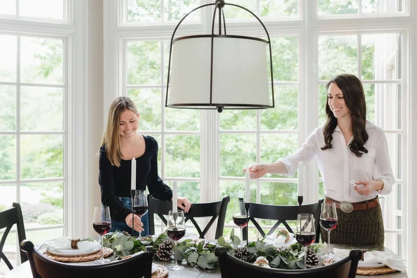 Good tidings to you, and a toast to beautifully designed spaces. 🥂

📷: @tiffanyringwald 
👷🏻&zwj;♂️: @watershedbuilders 

Charlotte Holiday Decorations | Transitional Holiday Decor | Charlotte Interior Designer | Charlotte Home Design | Charlotte 