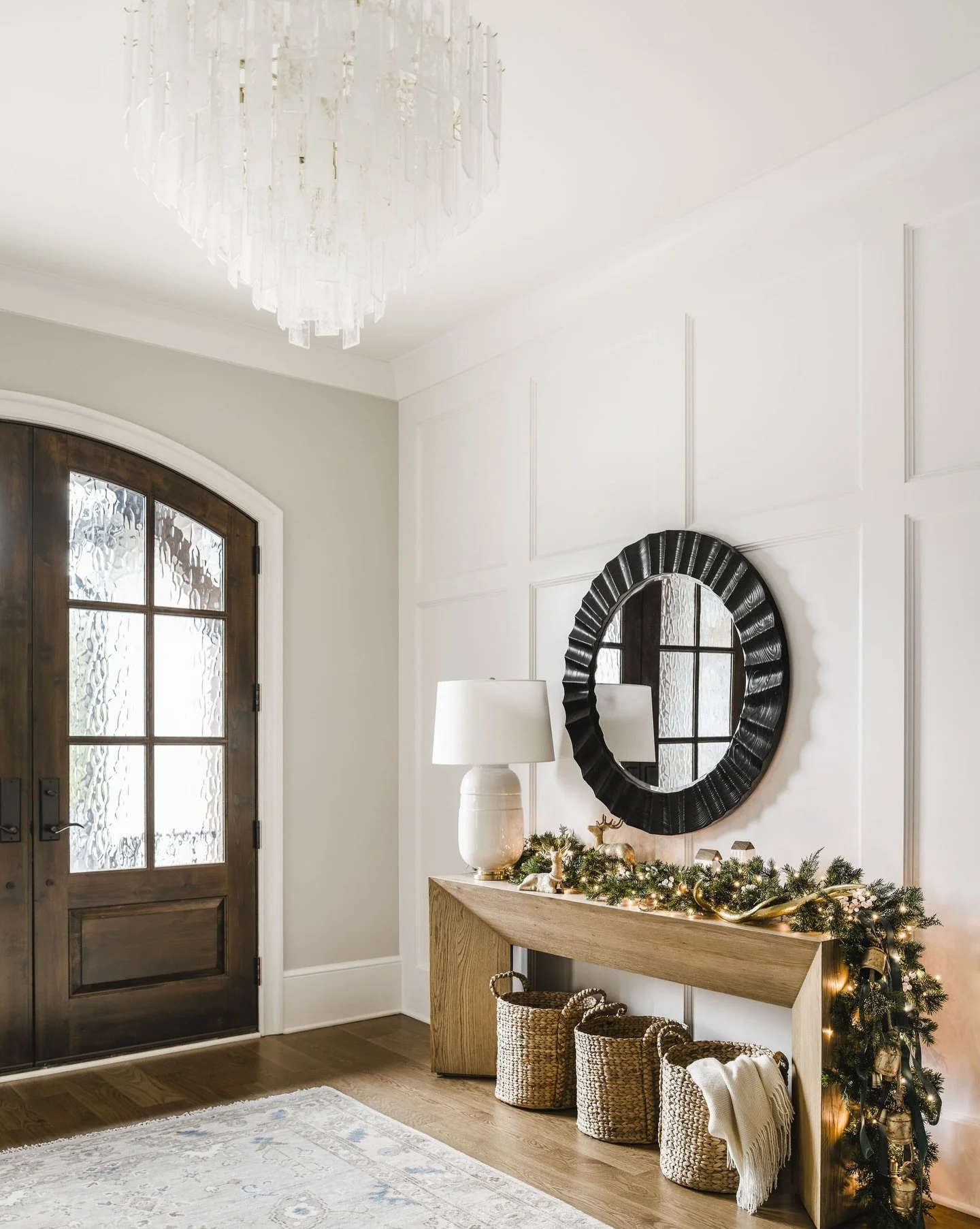 Sleigh bells ring, are you listening? This entryway is a-glistening! ✨

📷: @tiffanyringwald 
👷🏻&zwj;♂️: @arcadiahomesinc 

Simple Holiday Decor | Charlotte Holiday Decorations | Transitional Holiday Decor | Charlotte Interior Designer | Charlotte 