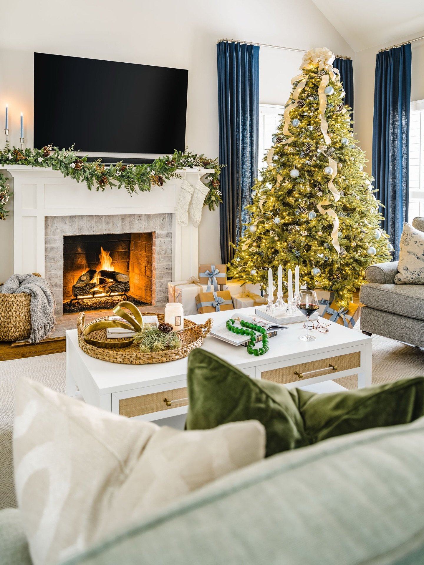 Grab the hot cocoa and the popcorn, it&rsquo;s the perfect weekend for a holiday movie marathon. ☕️🍿What&rsquo;s first on your list?&nbsp;

We&rsquo;re starting with Elf, The Holiday and The Santa Clause!🎅🏻

📷: @tiffanyringwald 

Charlotte Holida