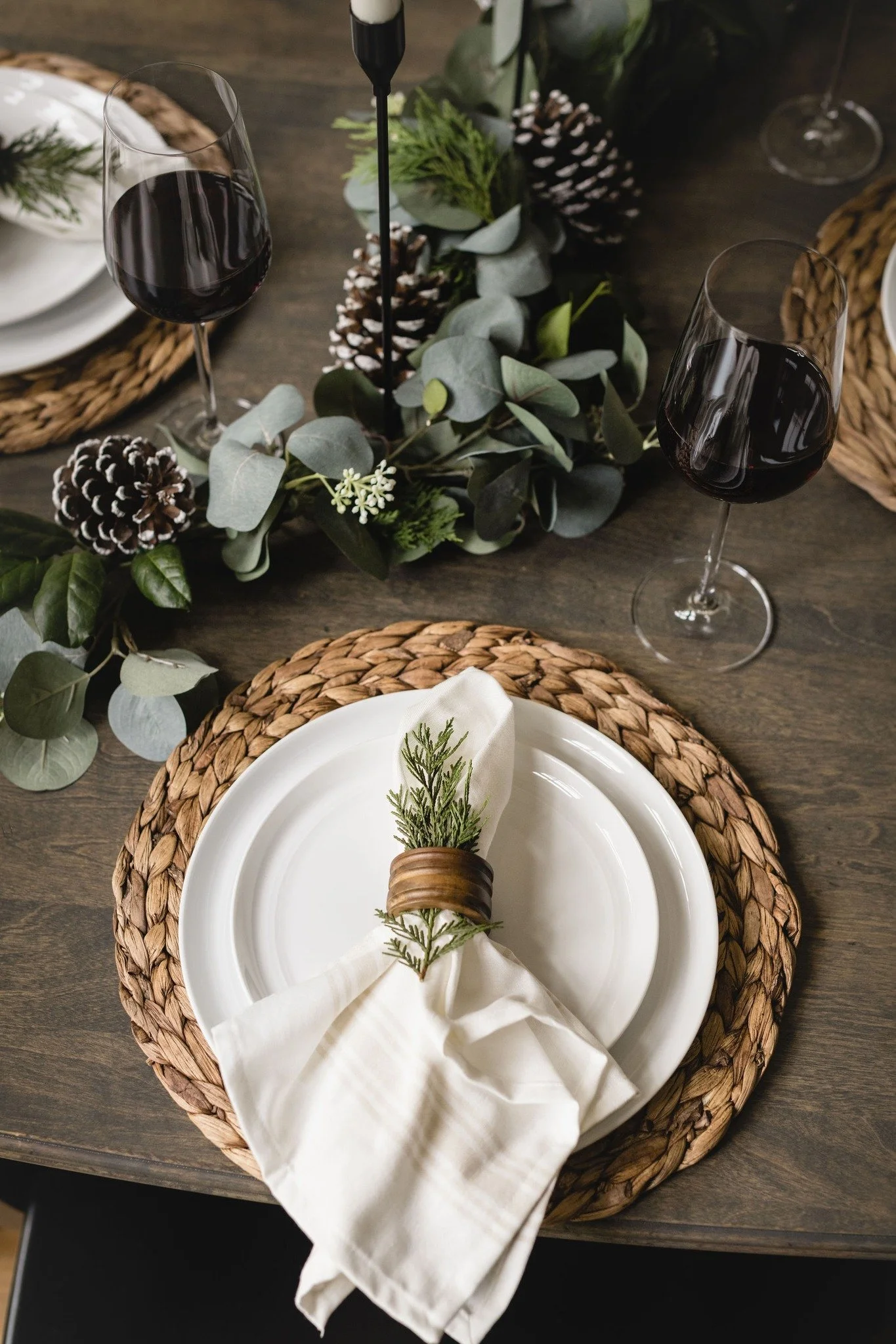 &lsquo;Tis the season for holiday hosting and beautiful tablescapes! 🍷

📷: @tiffanyringwald 

Charlotte Holiday Design | Charlotte Interior Designer | Charlotte Home Interiors | Transitional Style | Transitional Holiday Decor | Holiday Table Design