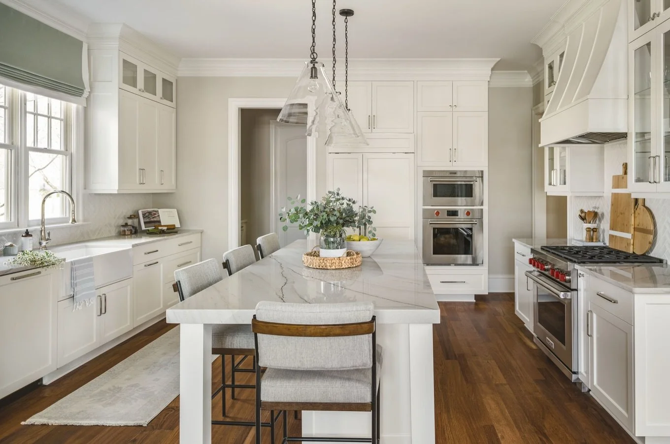 Summer whites are officially in.🤍

📷: @tiffanyringwald 
👷&zwj;♂️: @watershedbuilders 

White Kitchen Design | Transitional White Kitchens | Charlotte Kitchen Design | Charlotte Kitchen Remodel | White Kitchen Charlotte | Charlotte Interior Designe