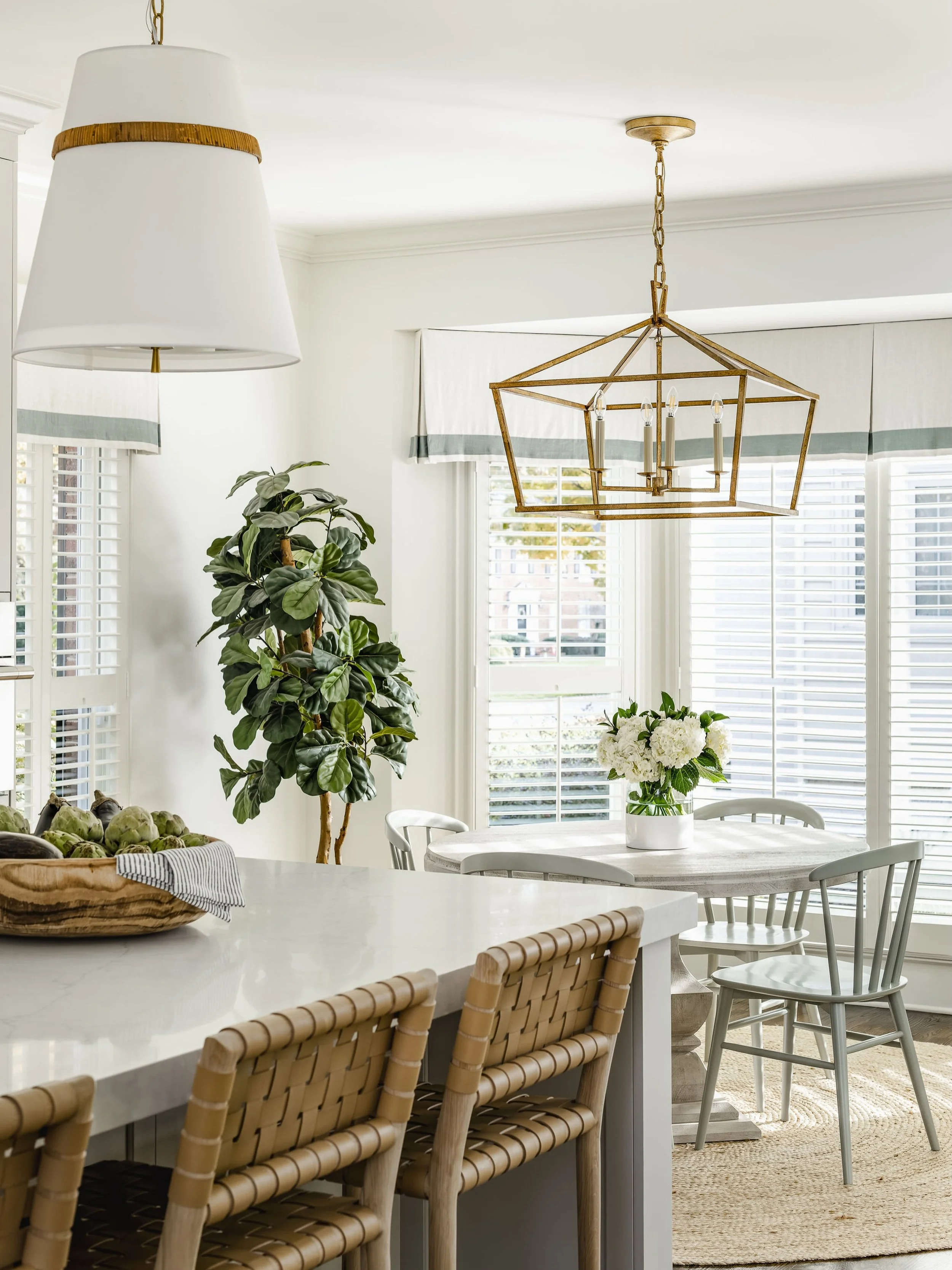 We love to mix materials to create a layered and inviting space. This corner in our #MadeInMontibello kitchen is the perfect example:

✨Woven leather stools
✨Polished quartz countertop
✨Mixed material lighting
✨Jute rug
✨Linen Roman shades

All of th