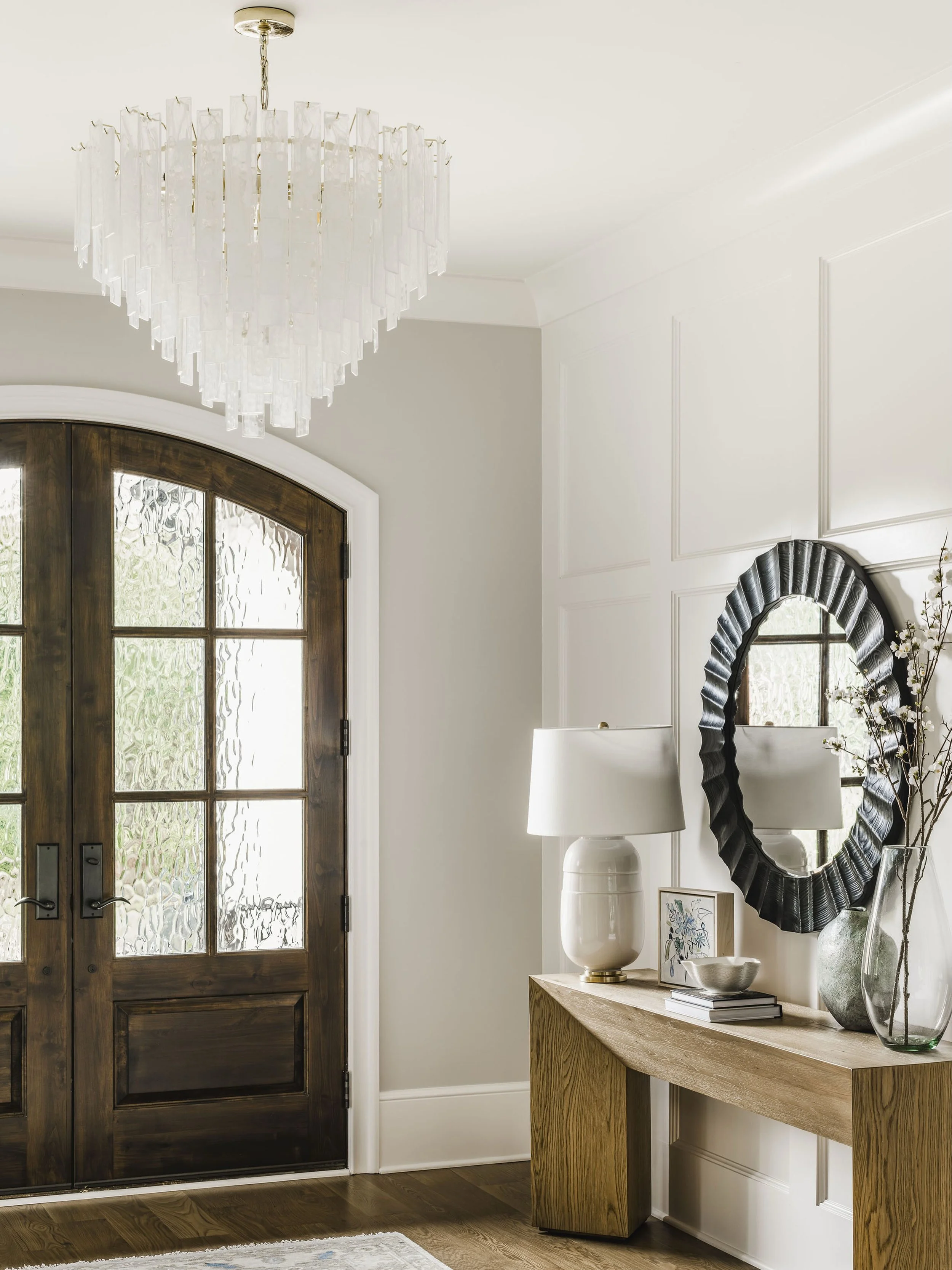 Warm and welcoming, the #LifeOnLongview foyer creates a beautiful first impression. ✨

📷: @tiffanyringwald 
👷&zwj;♂️: @arcadiahomesinc 

The Club at Longview | Longview Country Club | Charlotte New Build | Charlotte Interior Designer | Charlotte Ho