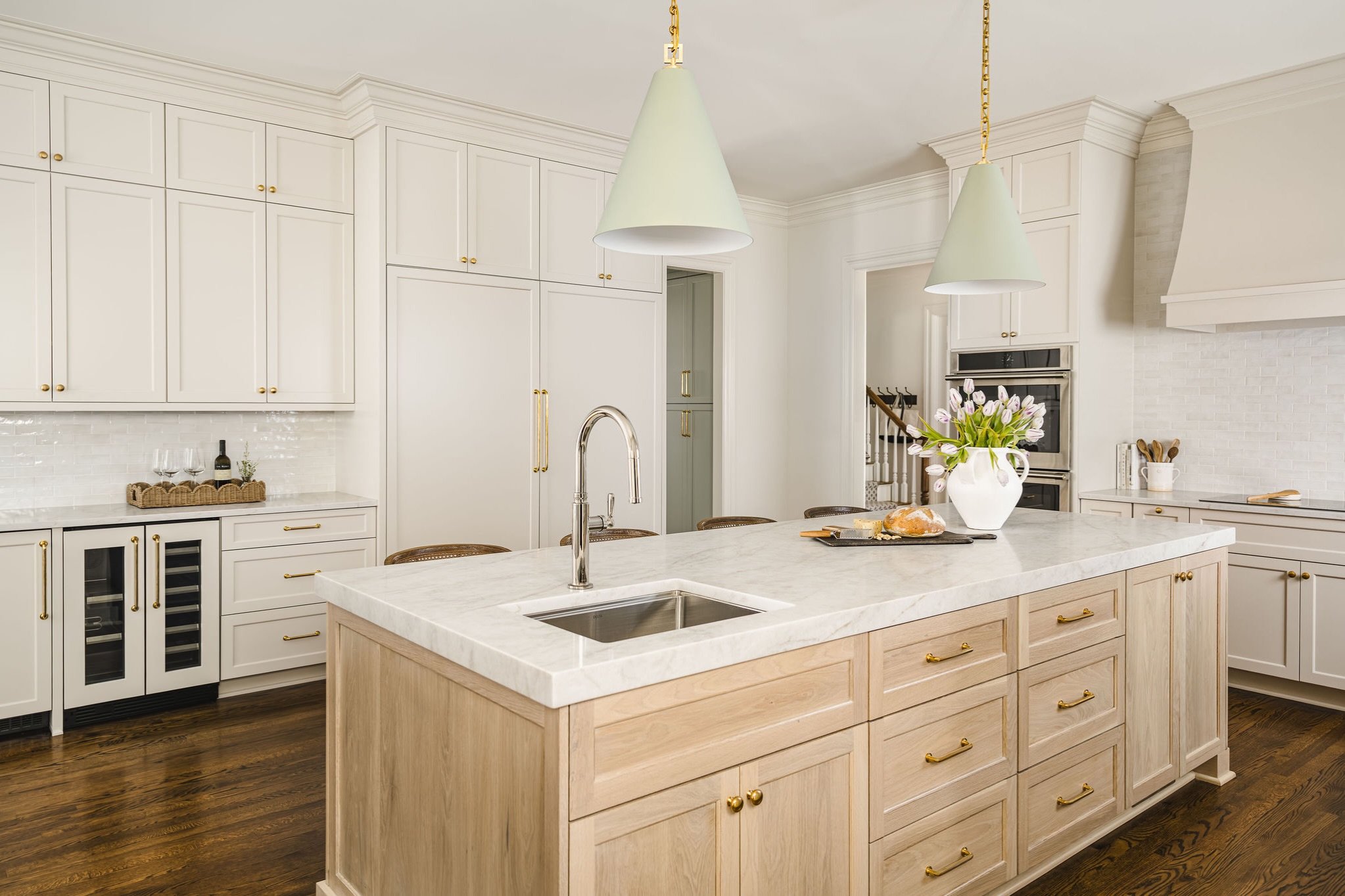Layered blues and greens. Warm whites. Natural wood tones. And a scullery to hide all of the countertop appliances. 

#TheFoxcroftKitchen is everything we love &ndash; and those green pendant lights just might steal the show. ✨💚

📷: @tiffanyringwal