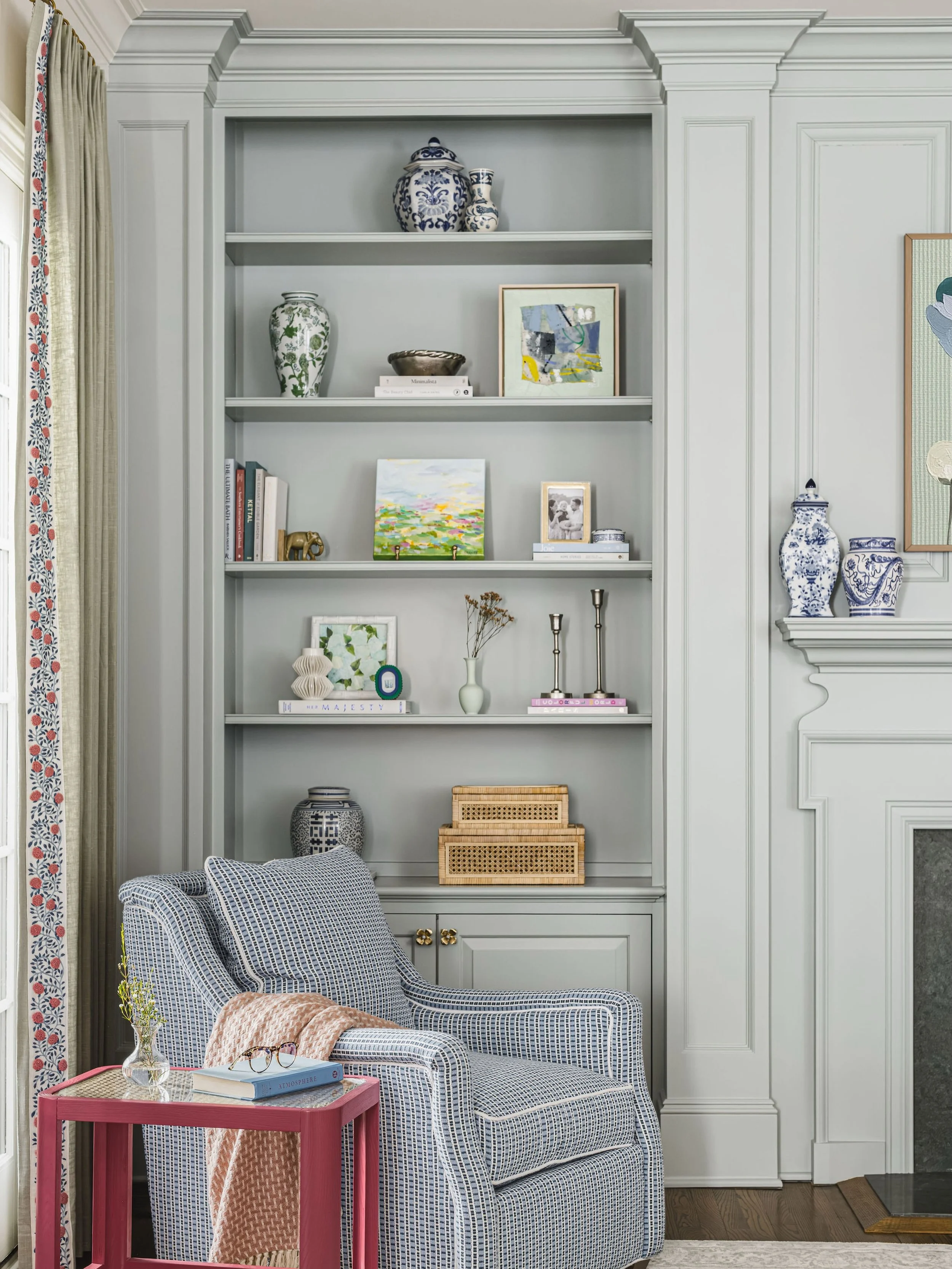 In #TheFoxcroftEdit living room, we embraced the idea that new isn&rsquo;t always better. 

The existing built‑ins and crown molding had beautiful character, so we kept them, relocated the TV, added new shelving, and refinished the wall in a serene b