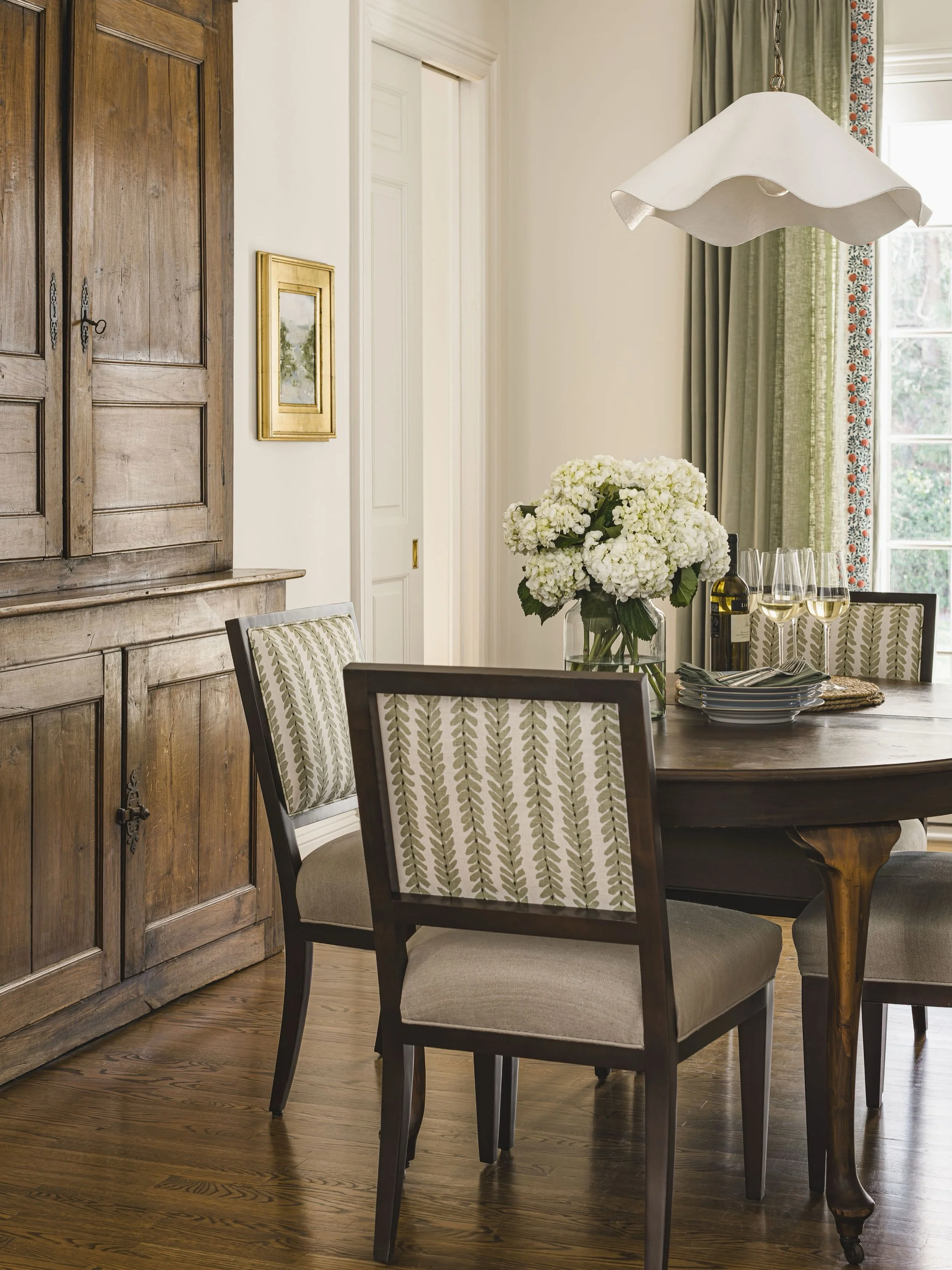 Something old, something new, #TheFoxcroftEdit dining area perfectly blends the two. 🤍

Can you guess which details are which?

📷: @tiffanyringwald 
👷&zwj;♂️: @nordicbuilders .

Foxcroft Home Design | Charlotte Interior Designer | Charlotte Interi
