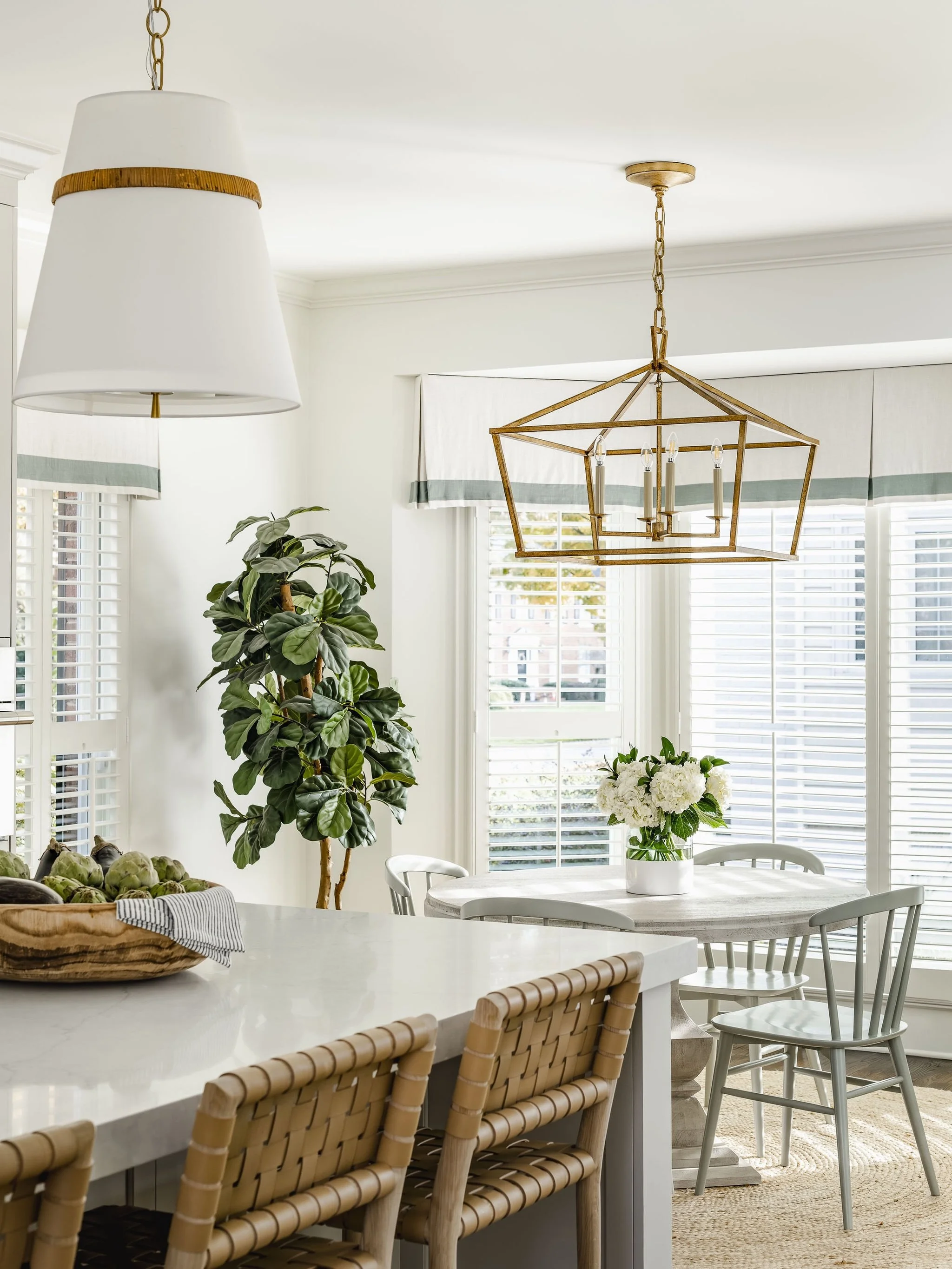 Just like magic, the right window treatments make all the difference.🪄

Swipe to see our #MadeInMontibello eat-in dining area transform with new valances.

📷: @tiffanyringwald 
🏠: @pfahlarchitects 

Window Treatments Transformation | Dining Room V