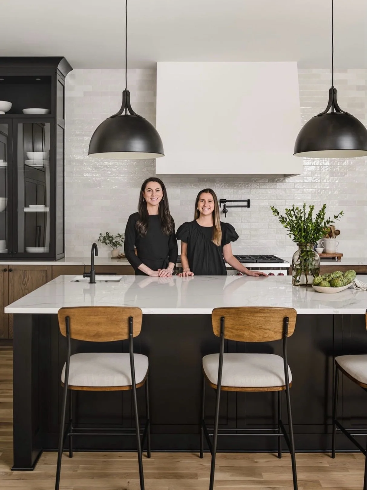 Good design starts with great collaboration&hellip;

And that&rsquo;s where we come in. Together with the home owners, contractors, vendor partners and more, we work to design your dream home.

Let&rsquo;s start yours.🖤

📷: @tiffanyringwald 
👷&zwj