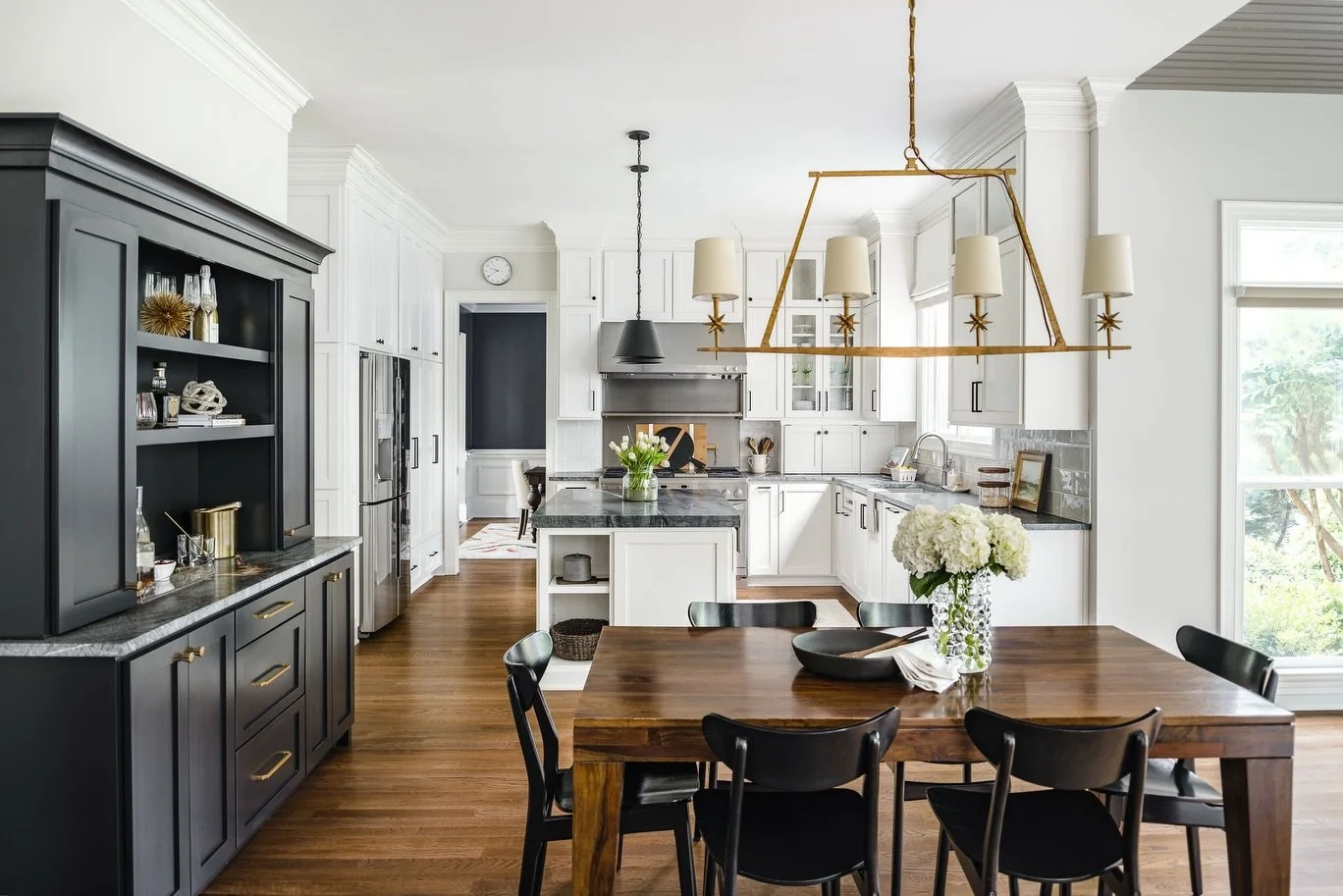 It&rsquo;s officially fall which means we&rsquo;re embracing a cozier and warmer color palette 🤎🖤🤍

📷: @tiffanyringwald 
👷&zwj;♂️: @watershedbuilders / @keenbuildingco / @arcadiahomesinc 

Charlotte Interior Designer | Charlotte Interior Design 