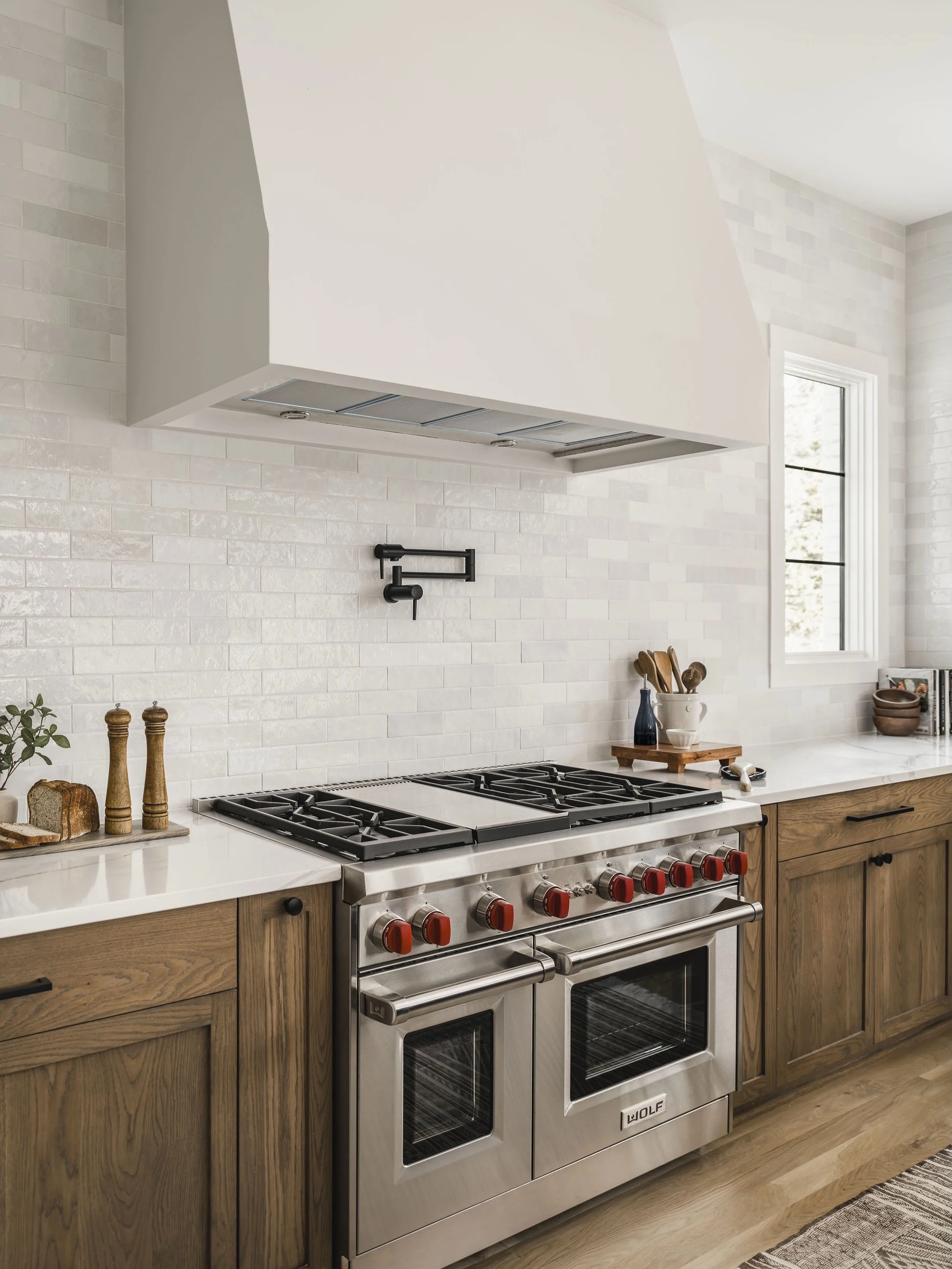 We really love how all of the details came together in the #FindingForeverOnAbingdon kitchen in Foxcroft.

The full-height tile backsplash behind the range is the main focal point, complemented by a custom hood, @subzerowolf 6-burner range, and warm 