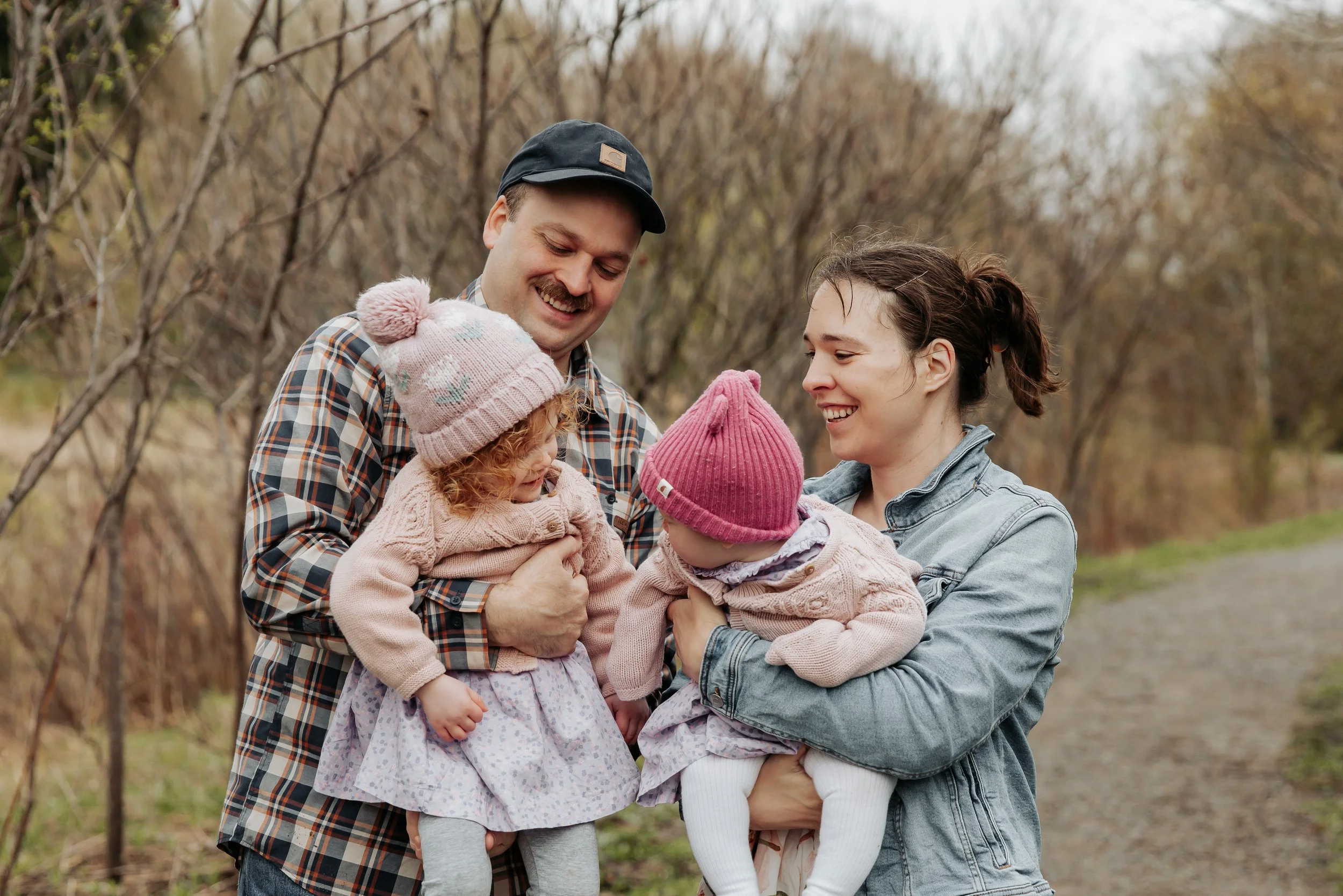 Affordable family photos in uxbridge, ontario and the durham region taken at a mini session at Barton Trail a smiling family of four