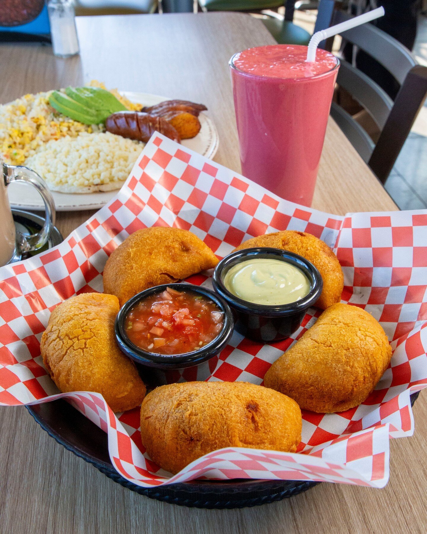 When these hit the table how could you resist them? 😉

#caliclt #cltfood #cltrestaurants #colombianfood #comidacolombiana #colombianrestaurant #cltfoodie #calicolombian