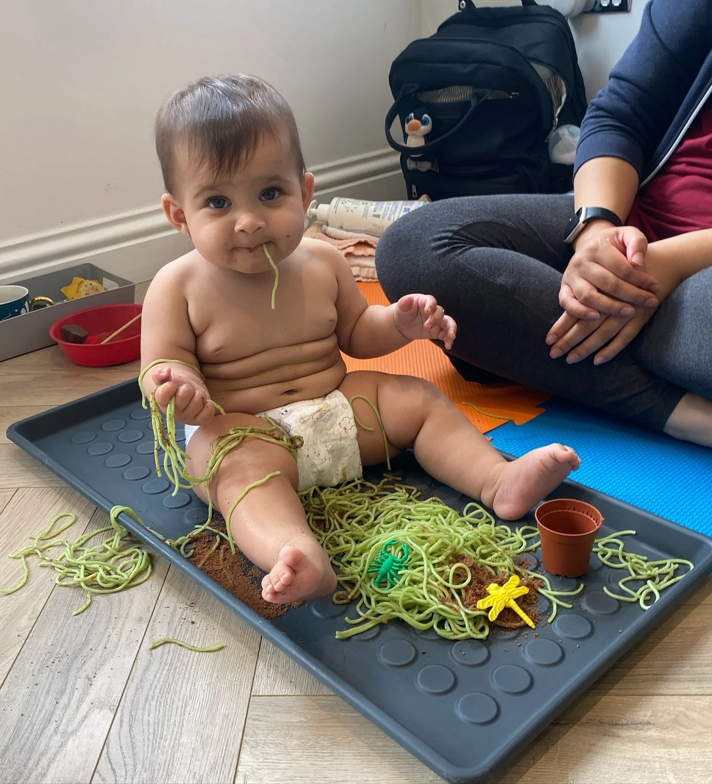 📣Messy Play! 📣
I (Nim) have had so much fun being back in my studio in Moggerhanger for messy play the last couple of weeks!! We have explored lots of different taste safe items and it’s been amazing to see the little ones in class grow in c