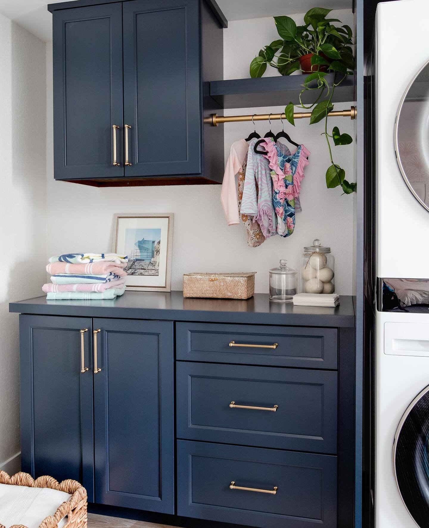 Vacation mode, activated! Even the laundry room got the memo 🌊👙☀️

📸 @nataliarobertphoto 

#remodel #laundryroom #interiordesign #vacationhome #sandiegointeriordesigner